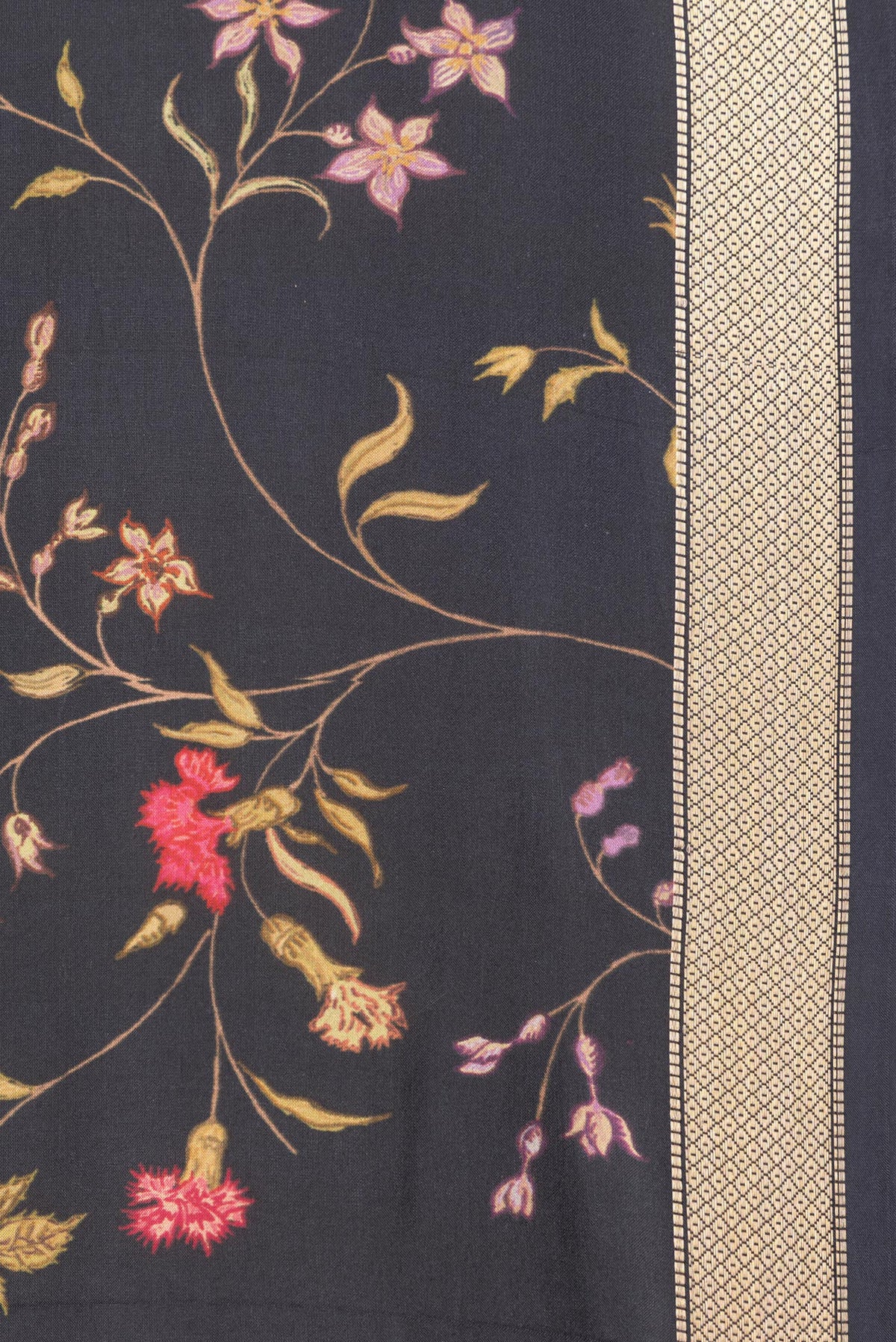 Border image of Pure Silk Black Dual Tone Kanchipuram Saree with Printed design on the body and Zari Border. 