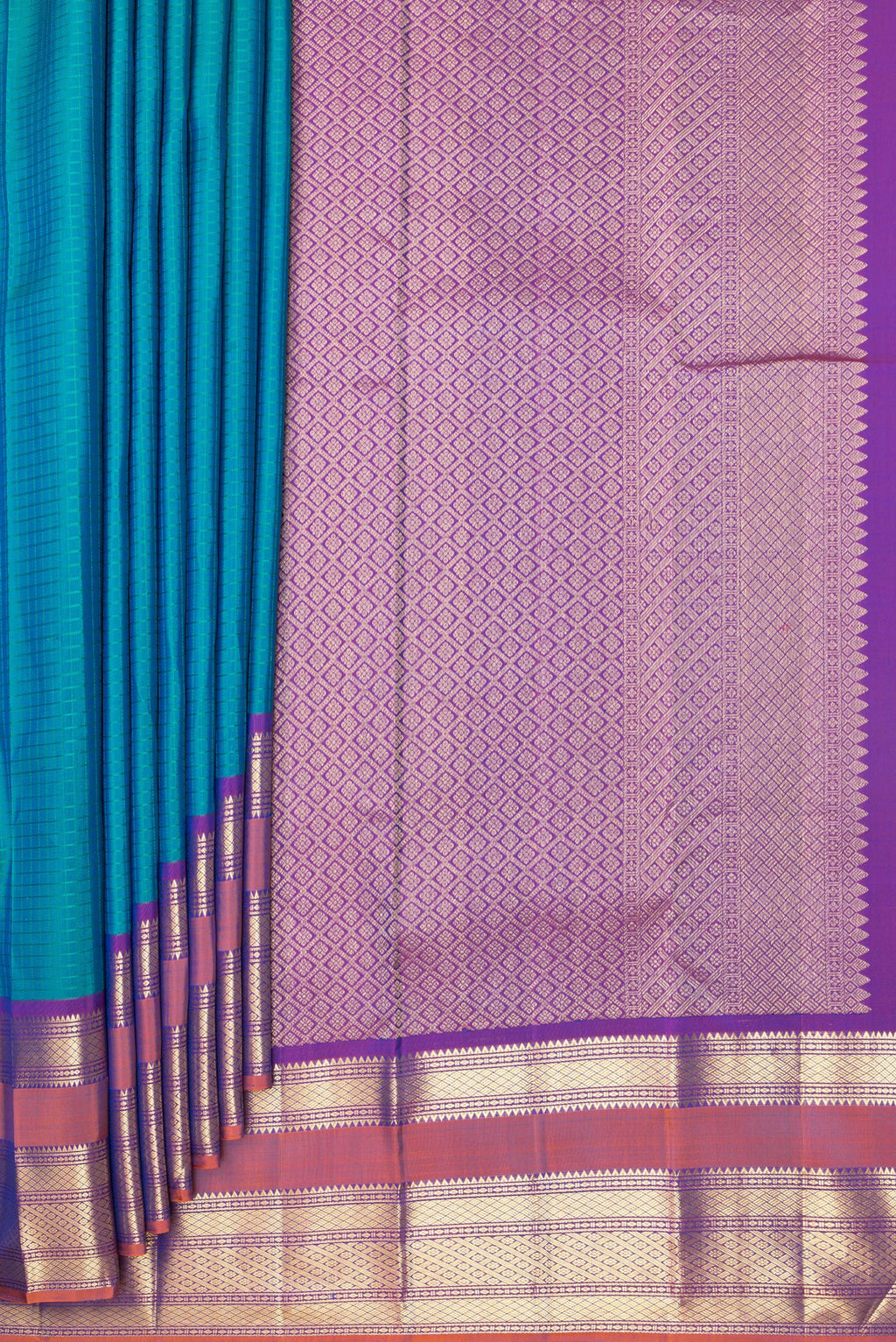 Pleats and pallu of Pure Silk Peacock Blue Dual Tone Kanchipuram Saree with Checked design on the body and Zari Border. 