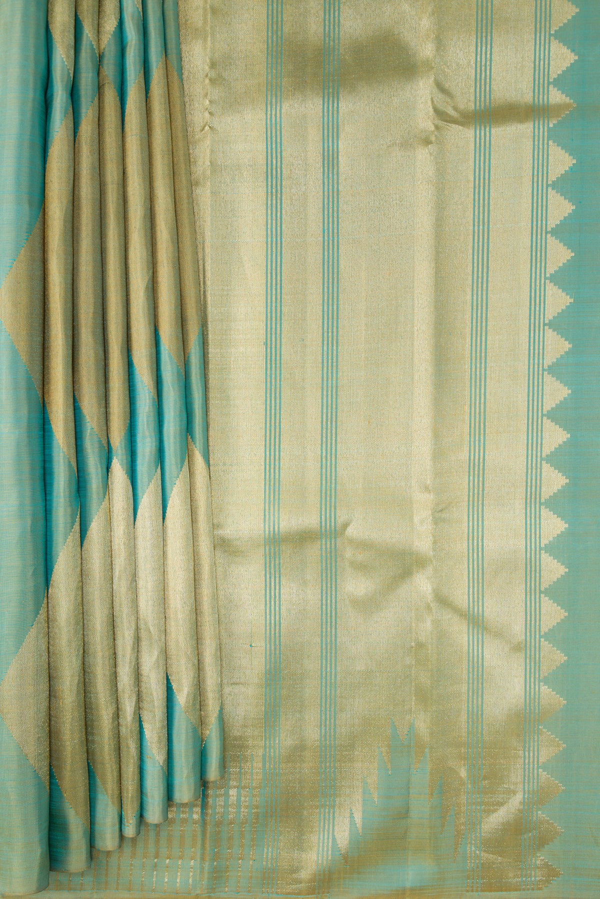 Pleats and pallu of Pure Silk Green Dual Tone Kanchipuram Saree with Zari Brocade on the body and Without Border. 