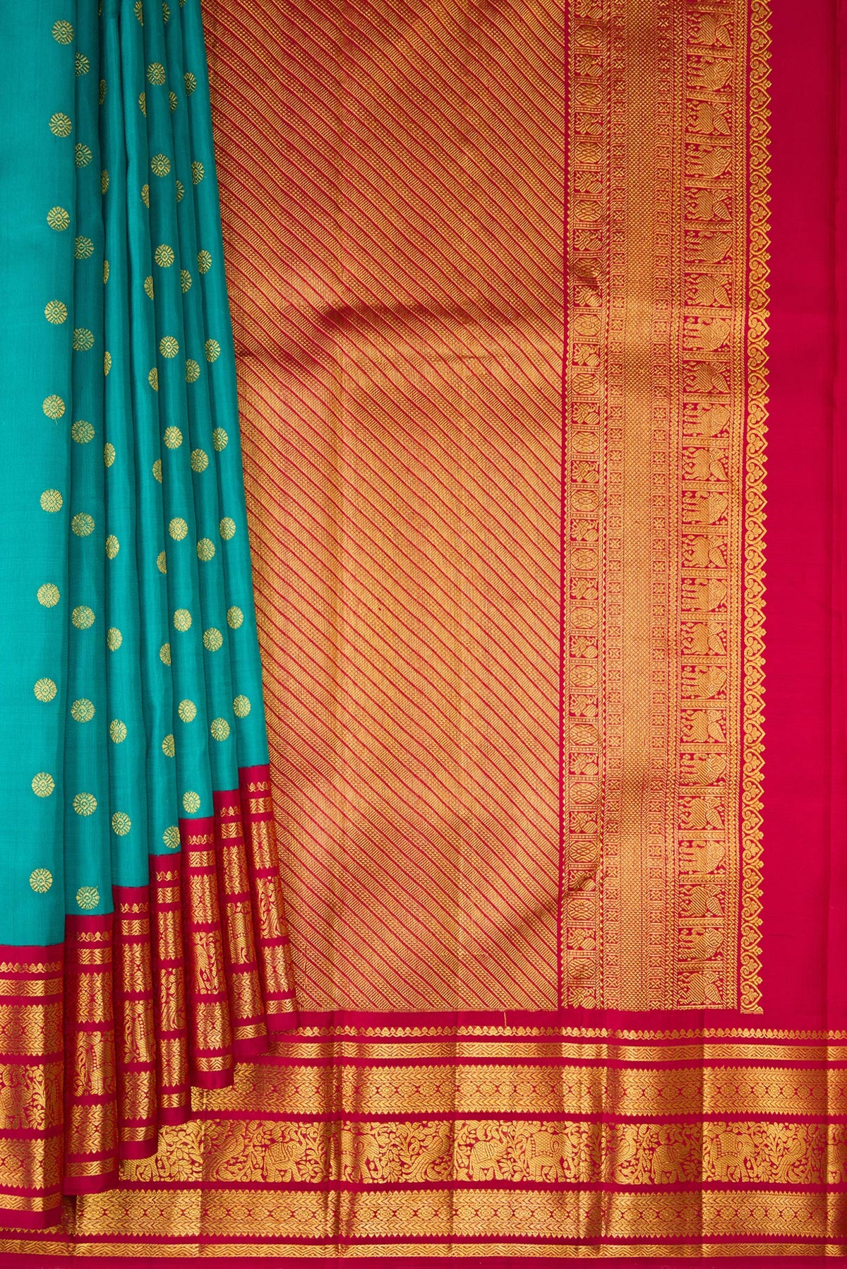 Pleats and pallu of Pure Silk Green Dual Tone Kanjivaram Saree with Zari Butta on the body and Fancy Border. 