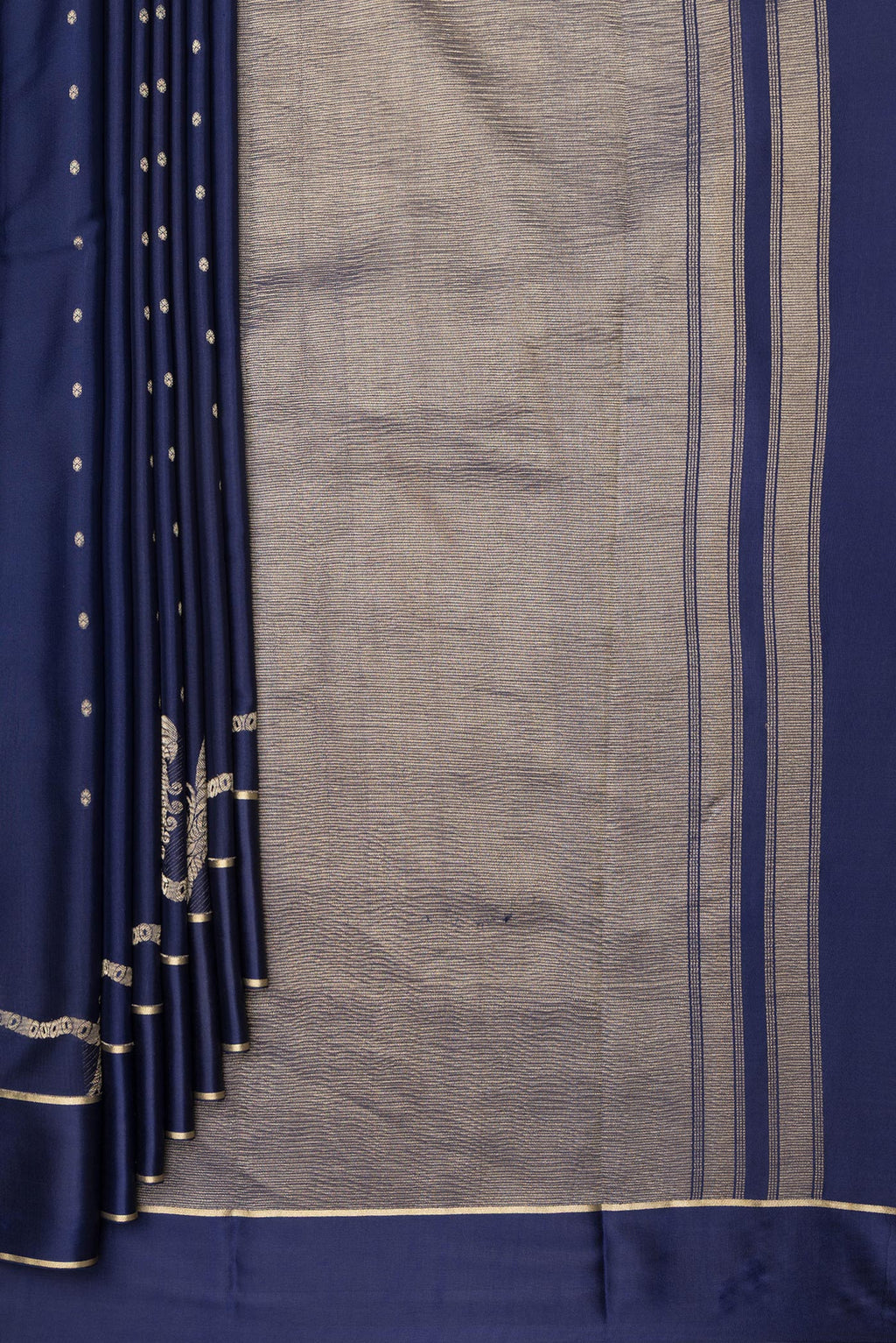 Pleats and pallu of Navy Blue Dual Tone Georgette Saree with Zari Butta on the body and Zari Border. 