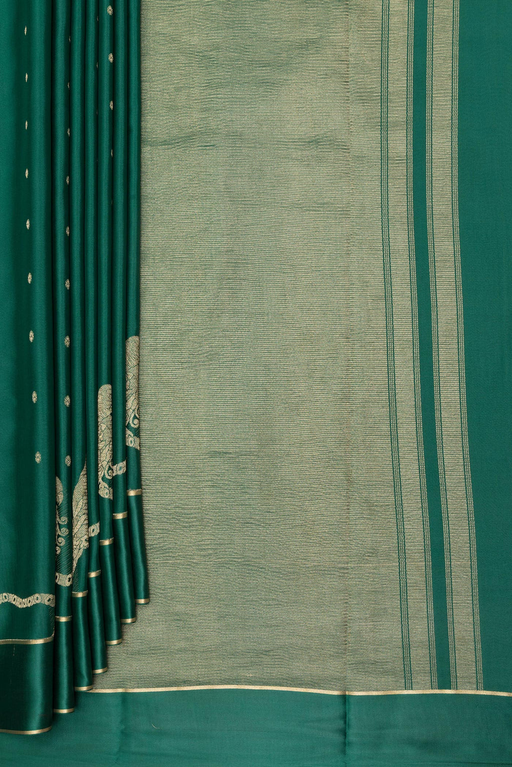 Pleats and pallu of Pure Silk Green Dual Tone Banarasi Georgette Saree with Zari Butta on the body and Zari Border. 