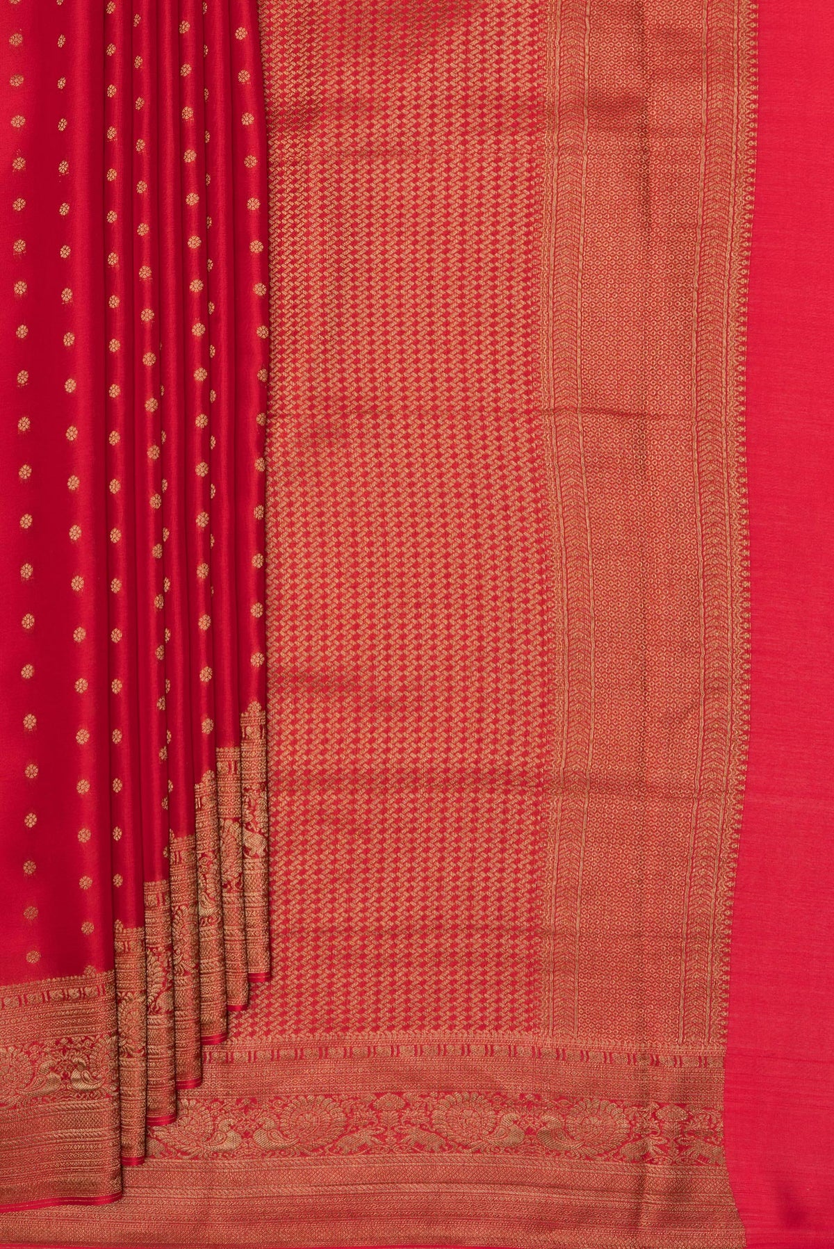 Pleats and pallu of Pure Silk Red Dual Tone Banarasi Georgette Saree with Zari Butta on the body and Zari Border. 