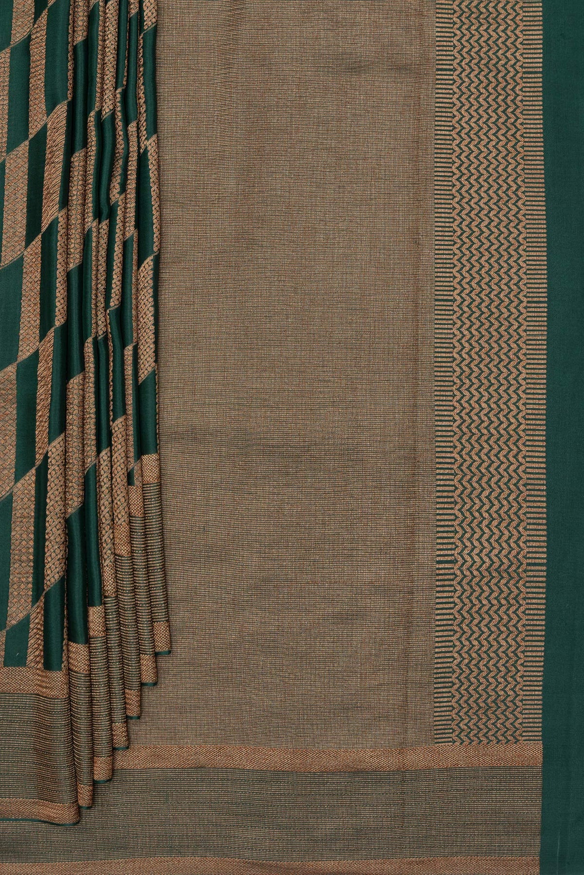 Pleats and pallu of Pure Silk Bottle Green Dual Tone Banarasi Georgette Saree with Zari Brocade on the body and Zari Border. 