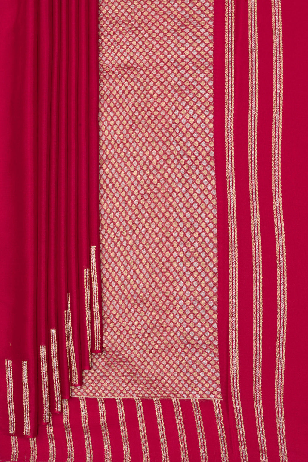 Pleats and pallu of Dark Pink Georgette Saree with Plain Body and Fancy Border. 