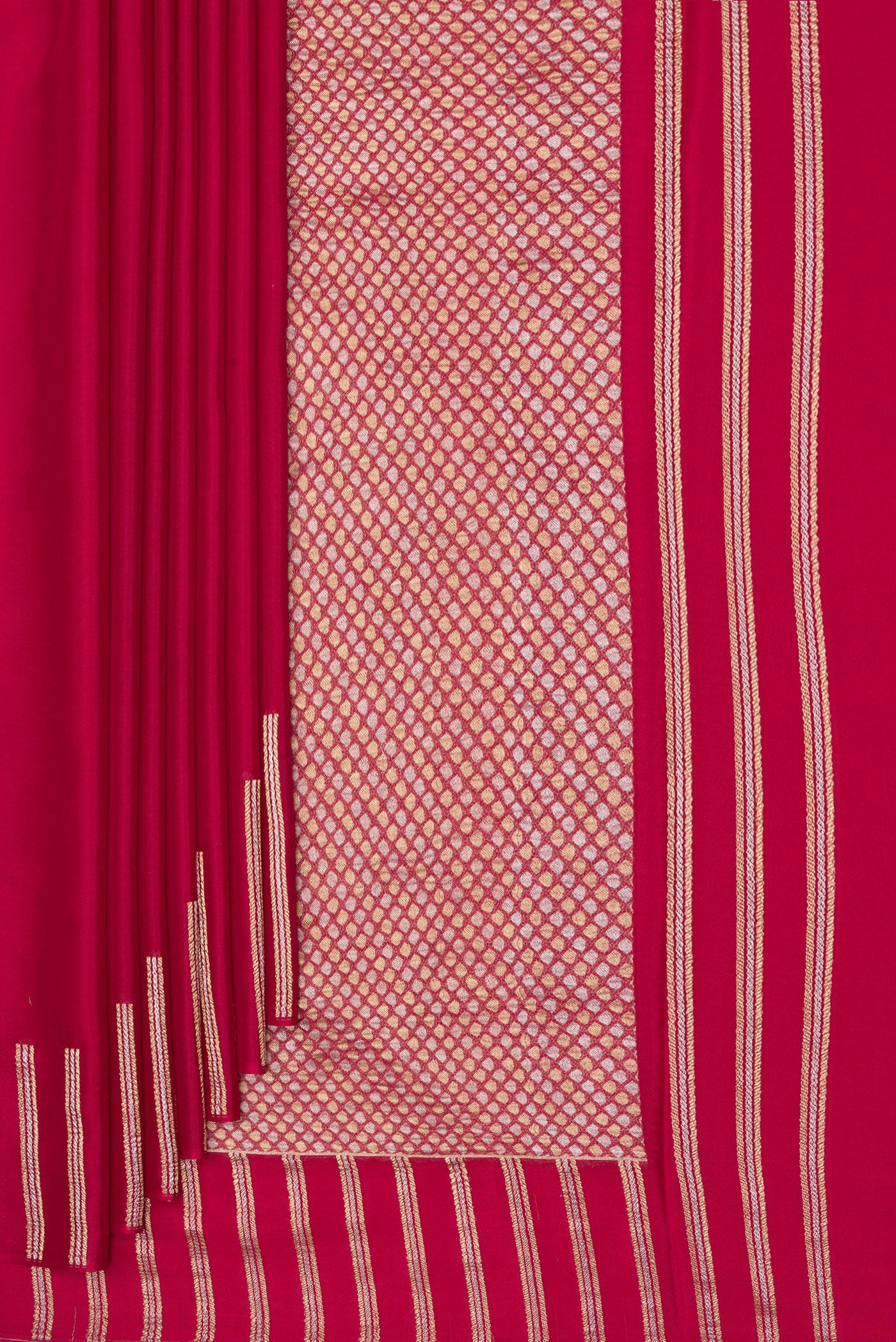 Pleats and pallu of Dark Pink Georgette Saree with Plain Body and Fancy Border. 