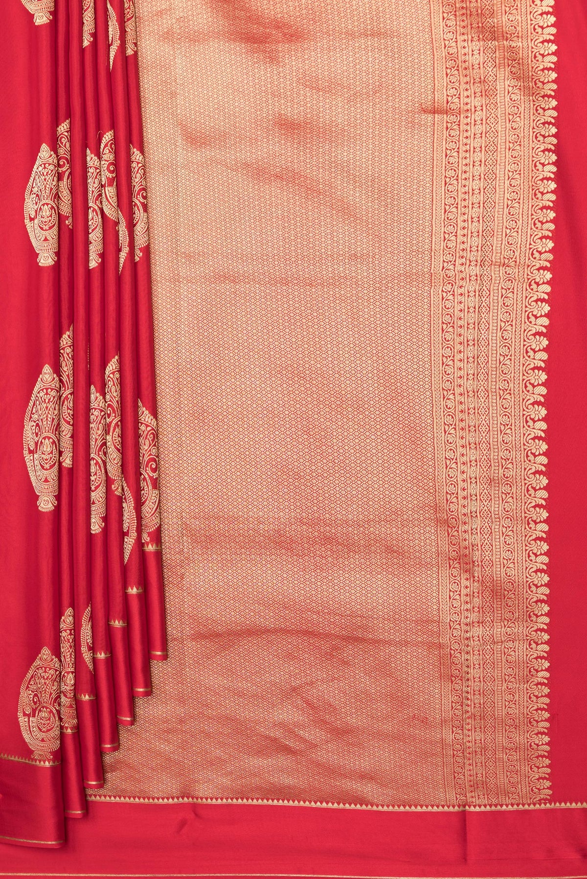 Pleats and pallu of Pure Silk Red Dual Tone Banarasi Georgette Saree with Zari Butta on the body and Zari Border. 