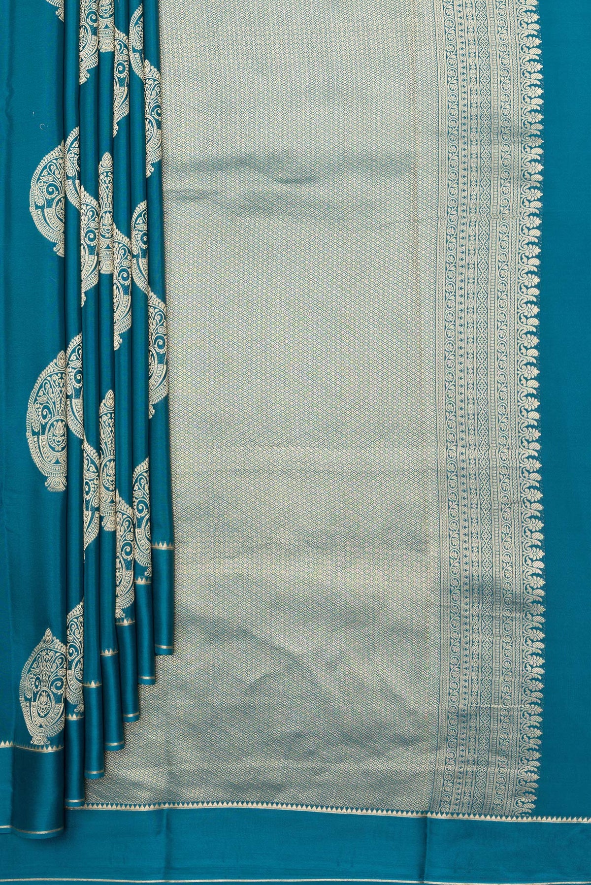 Pleats and pallu of Pure Silk Peacock Blue Dual Tone Banarasi Georgette Saree with Zari Butta on the body and Zari Border. 