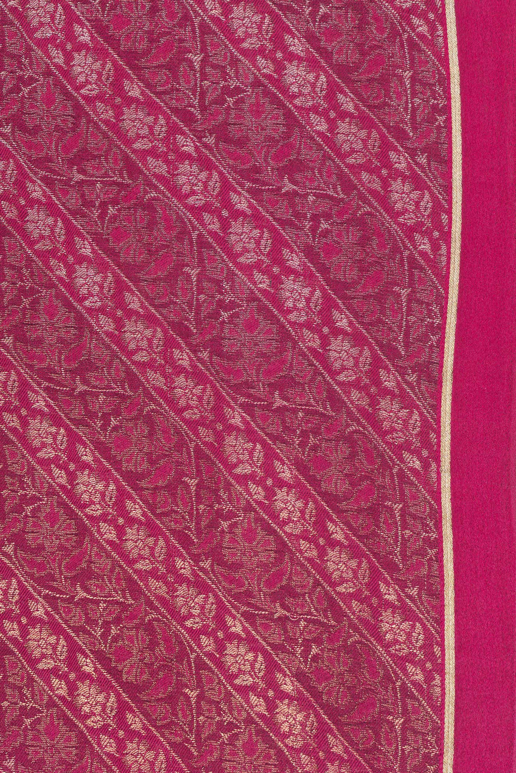 Border image of Magenta Georgette Saree with Zari Brocade on the body and Zari Border. 