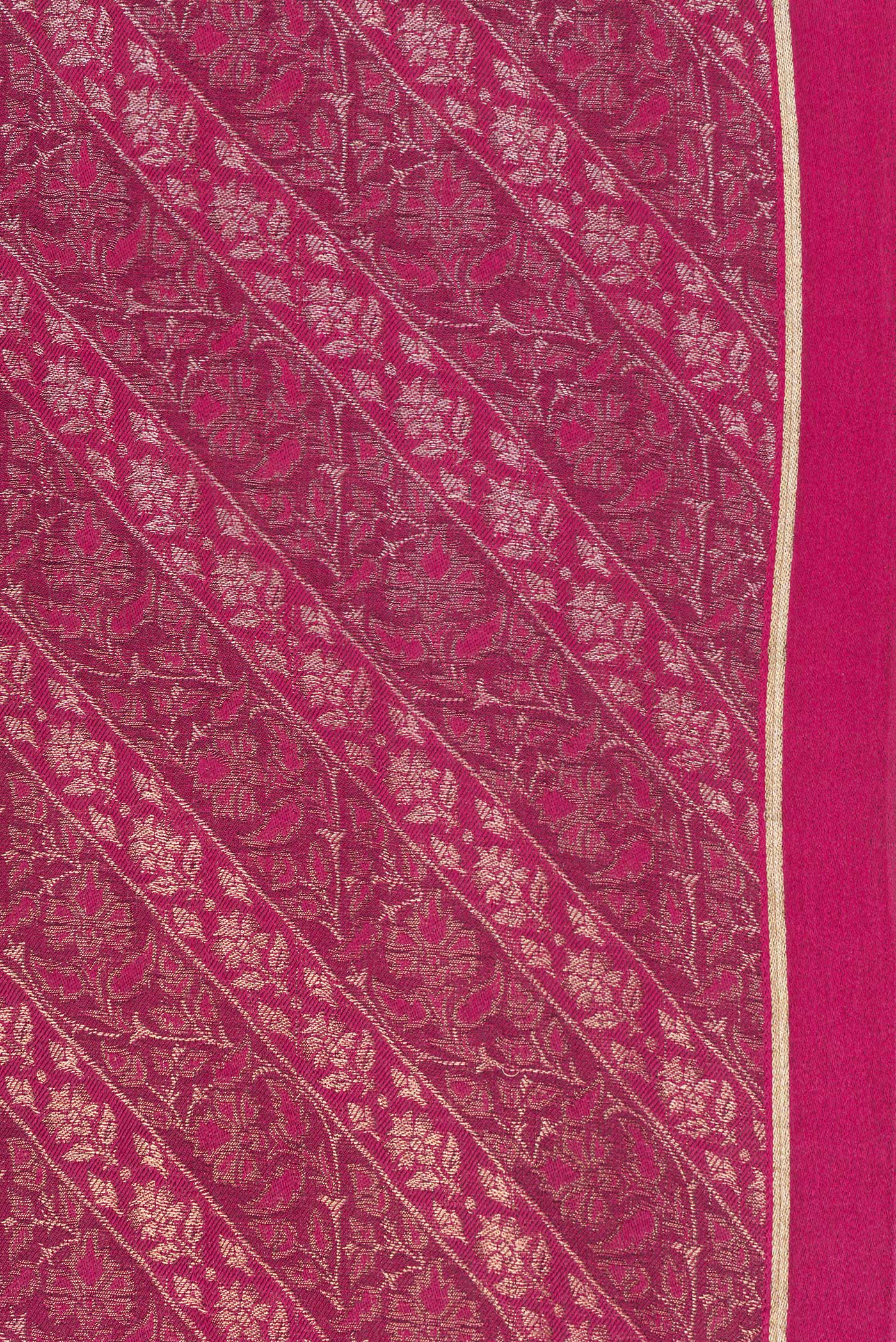 Border image of Magenta Georgette Saree with Zari Brocade on the body and Zari Border. 