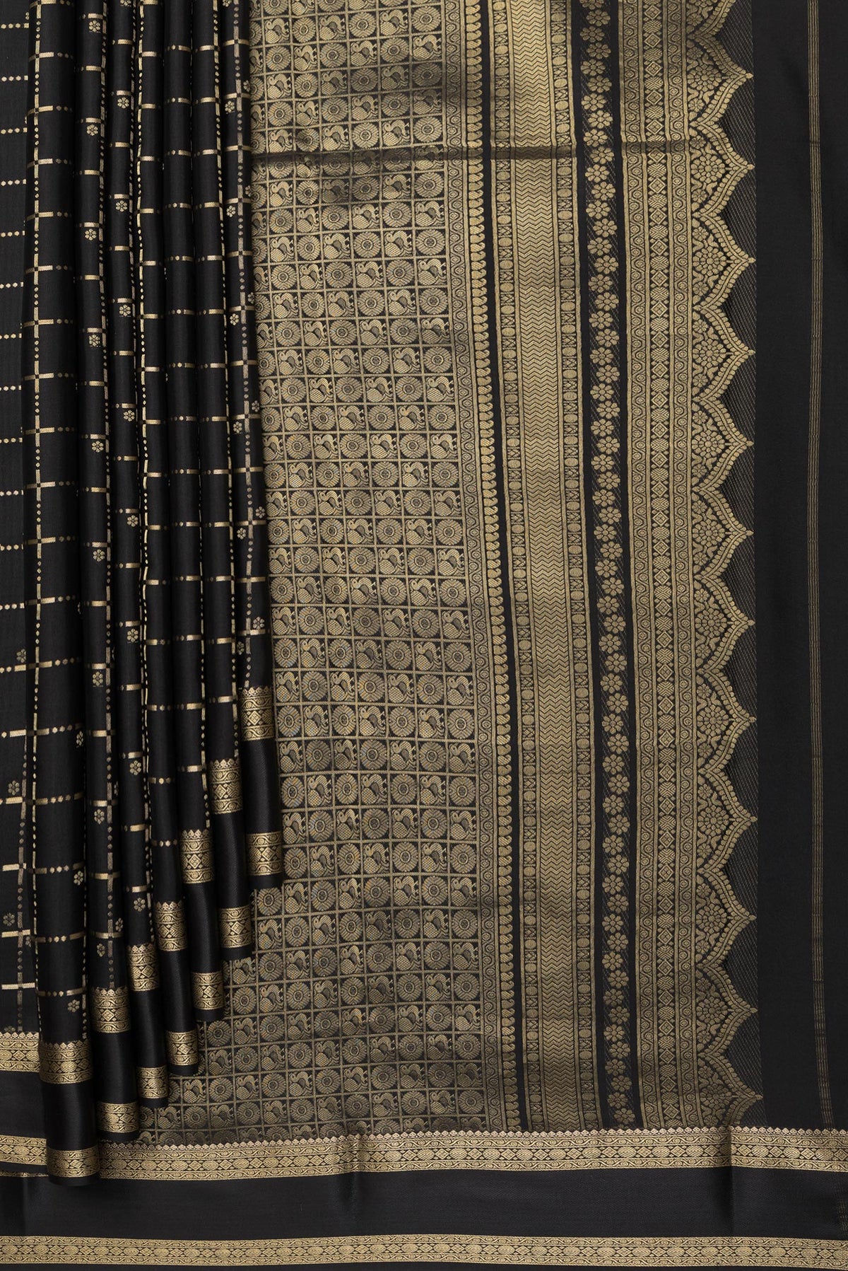 Pleats and pallu of Black Dual Tone Georgette Saree with Checked design on the body and Zari Border. 