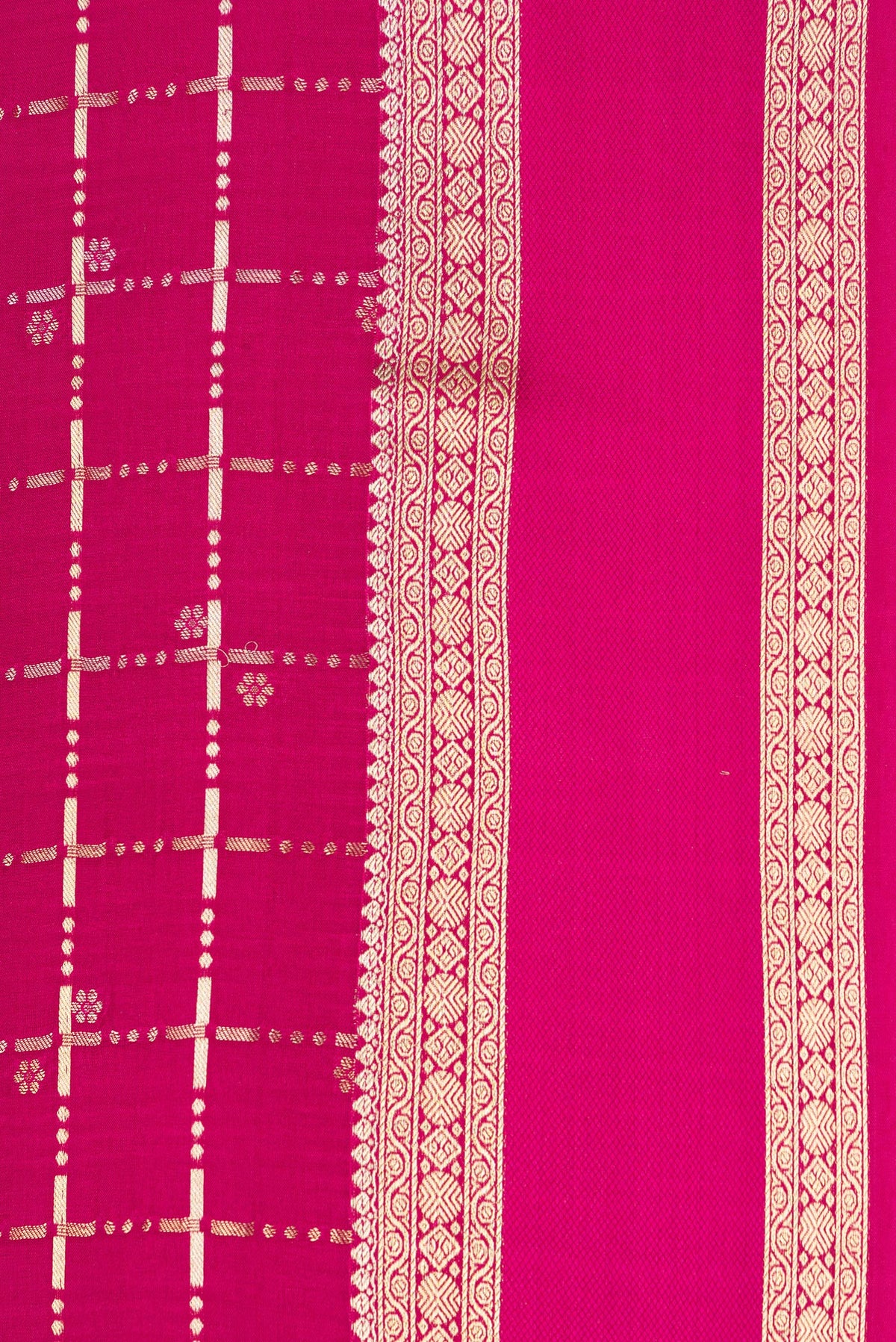 Border image of Magenta Dual Tone Banarasi Georgette Saree with Checked design on the body and Zari Border. 