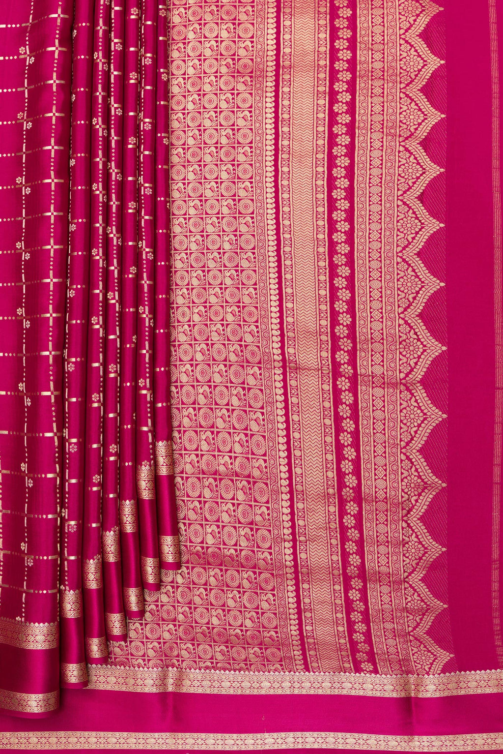 Pleats and pallu of Magenta Dual Tone Banarasi Georgette Saree with Checked design on the body and Zari Border. 