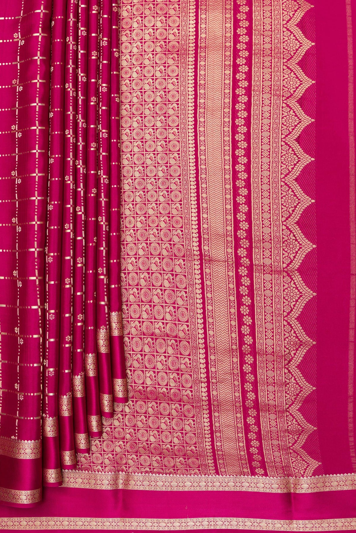 Pleats and pallu of Magenta Dual Tone Banarasi Georgette Saree with Checked design on the body and Zari Border. 