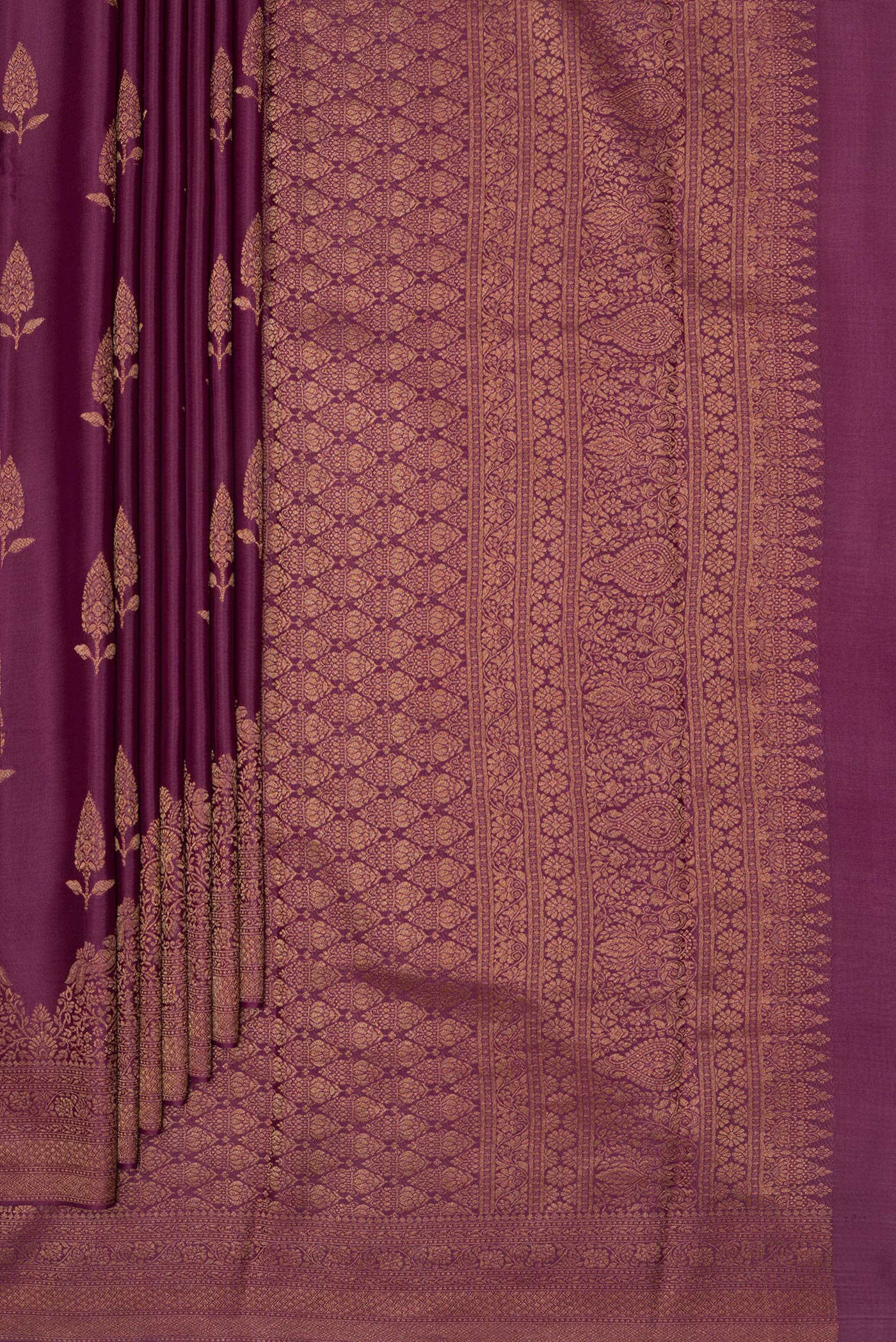 Pleats and pallu of Magenta Georgette Saree with Zari Brocade on the body and Zari Border. 