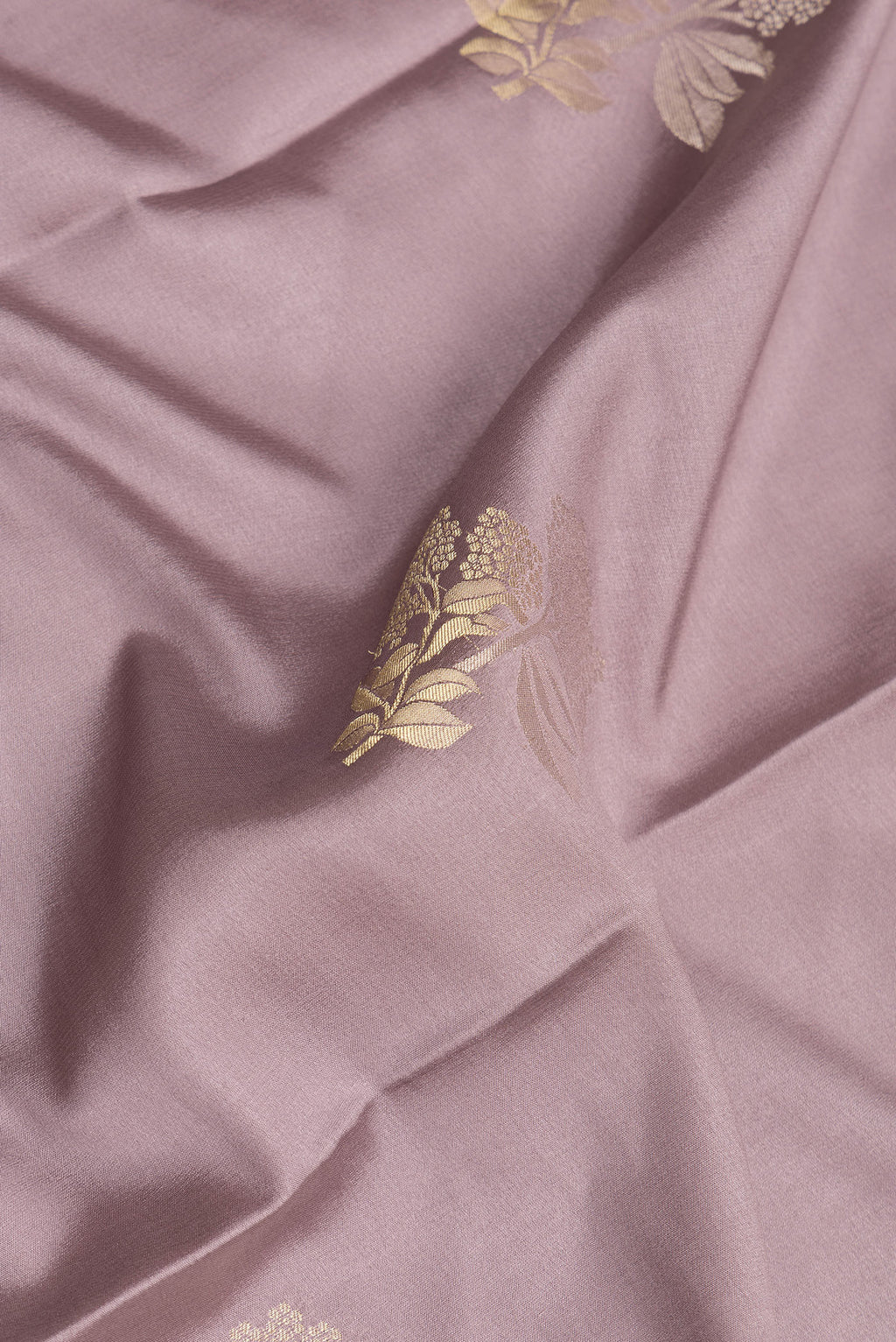 Close up of Pure Silk Mauve Dual Tone Banarasi Georgette Saree with Zari Butta on the body and Zari Border.  displaying folds
