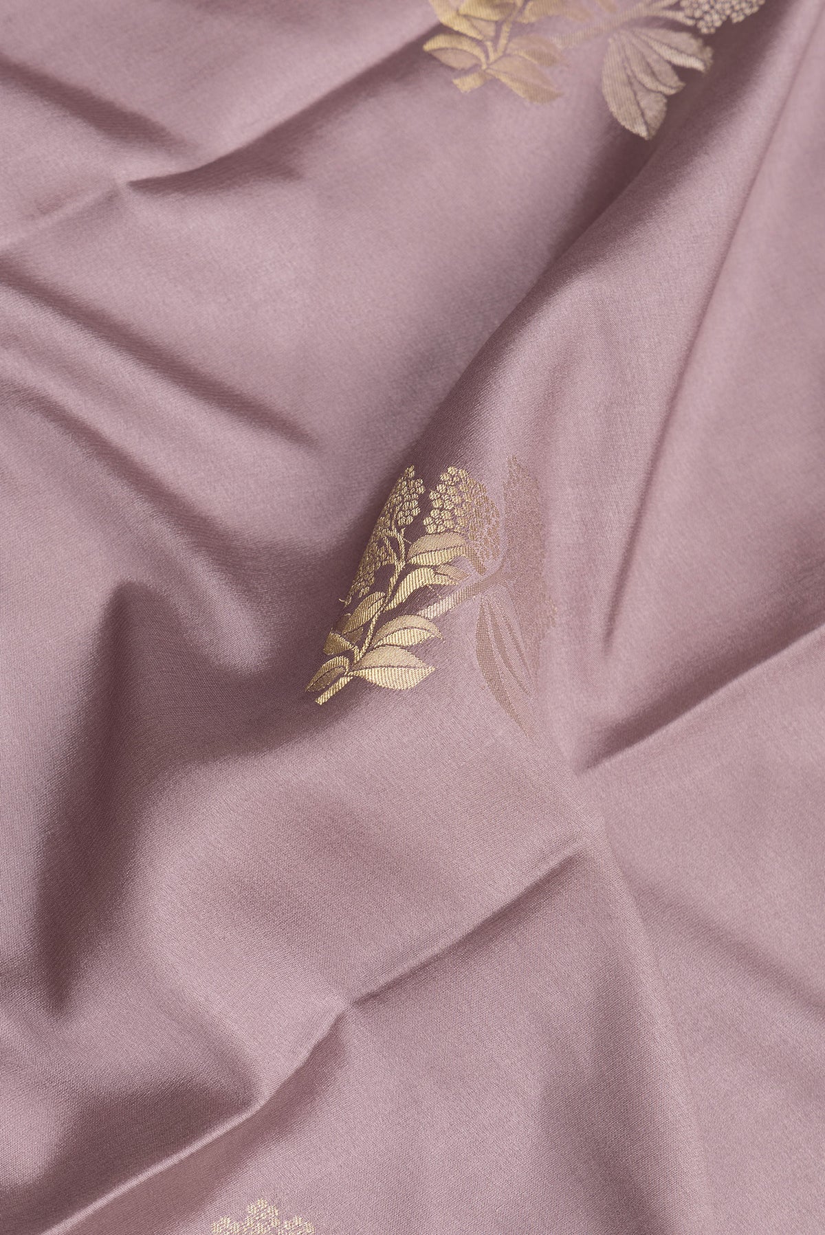 Close up of Pure Silk Mauve Dual Tone Banarasi Georgette Saree with Zari Butta on the body and Zari Border.  displaying folds