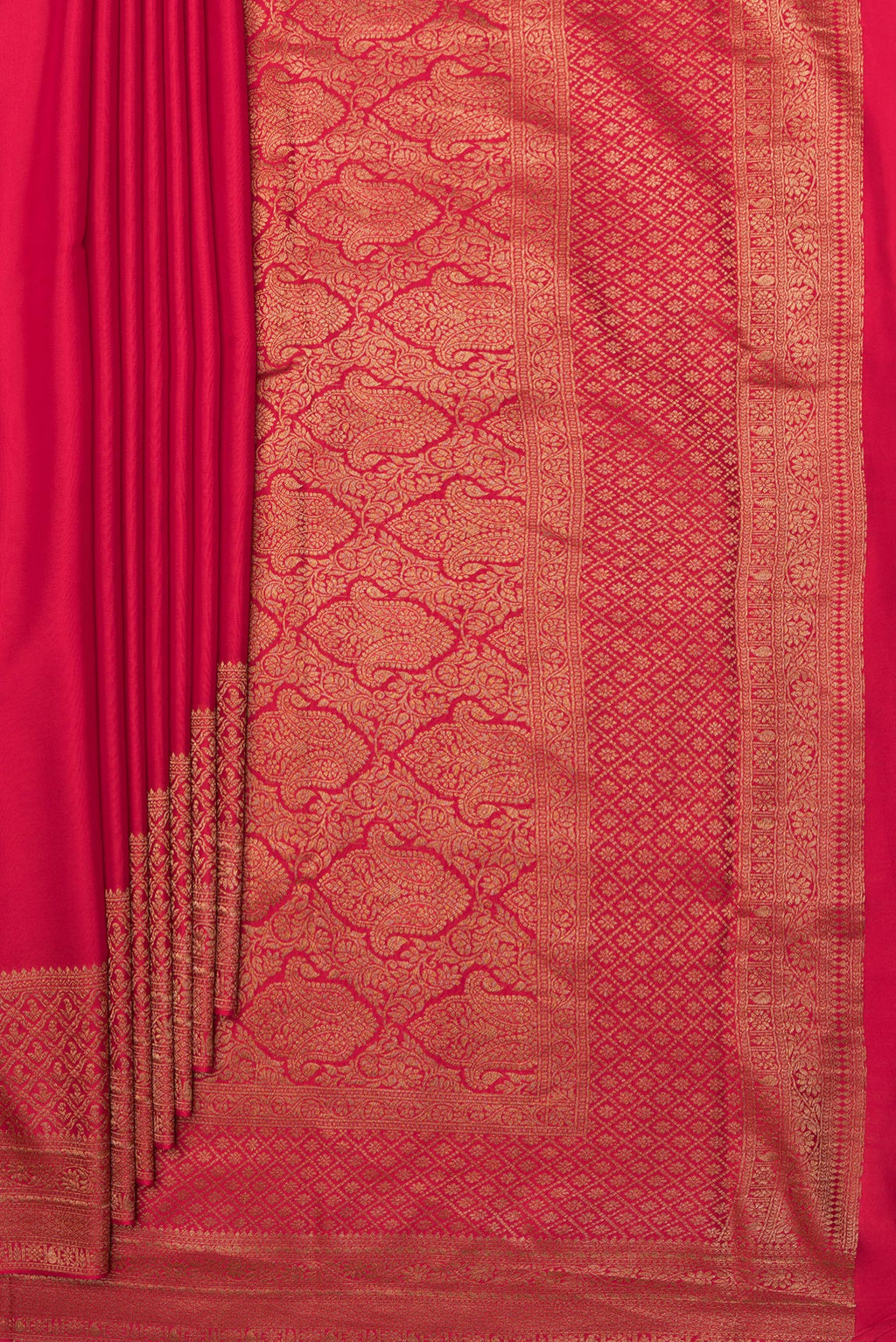 Pleats and pallu of Dark Pink Dual Tone Georgette Saree with Plain Body and Fancy Border. 