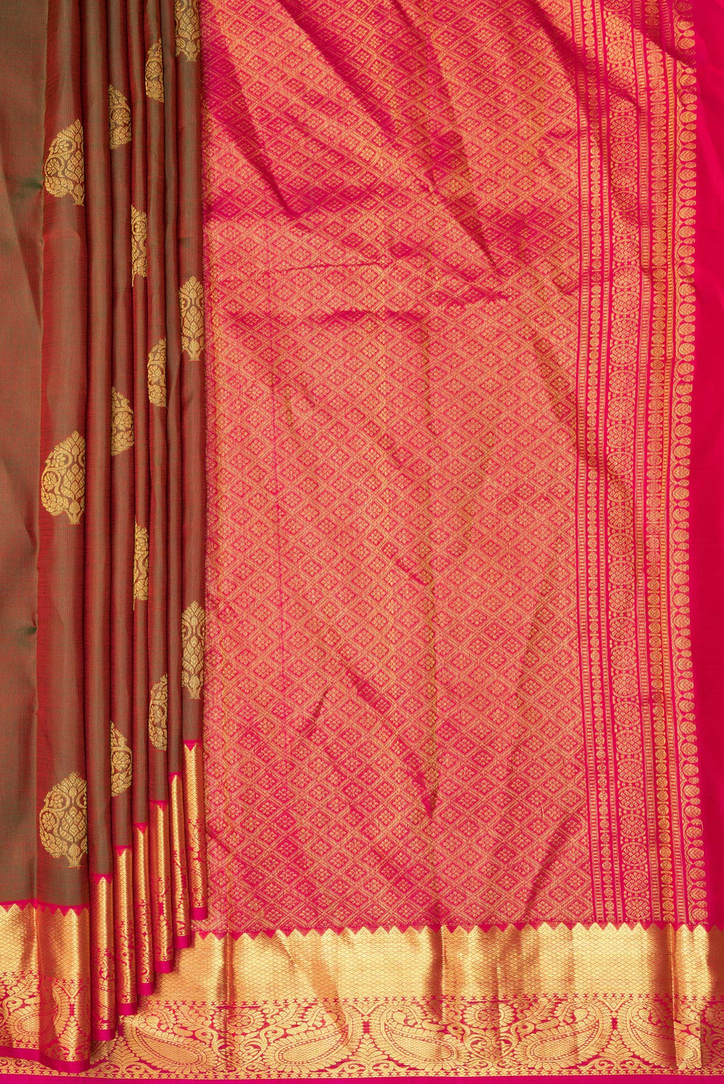 Pleats and pallu of Pure Silk Mehandi Green Dual Tone Kanjivaram Saree with Zari Butta on the body and Zari Border. 