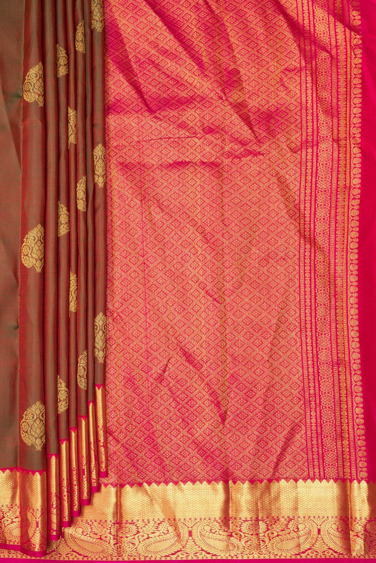 Pleats and pallu of Pure Silk Mehandi Green Dual Tone Kanjivaram Saree with Zari Butta on the body and Zari Border. 
