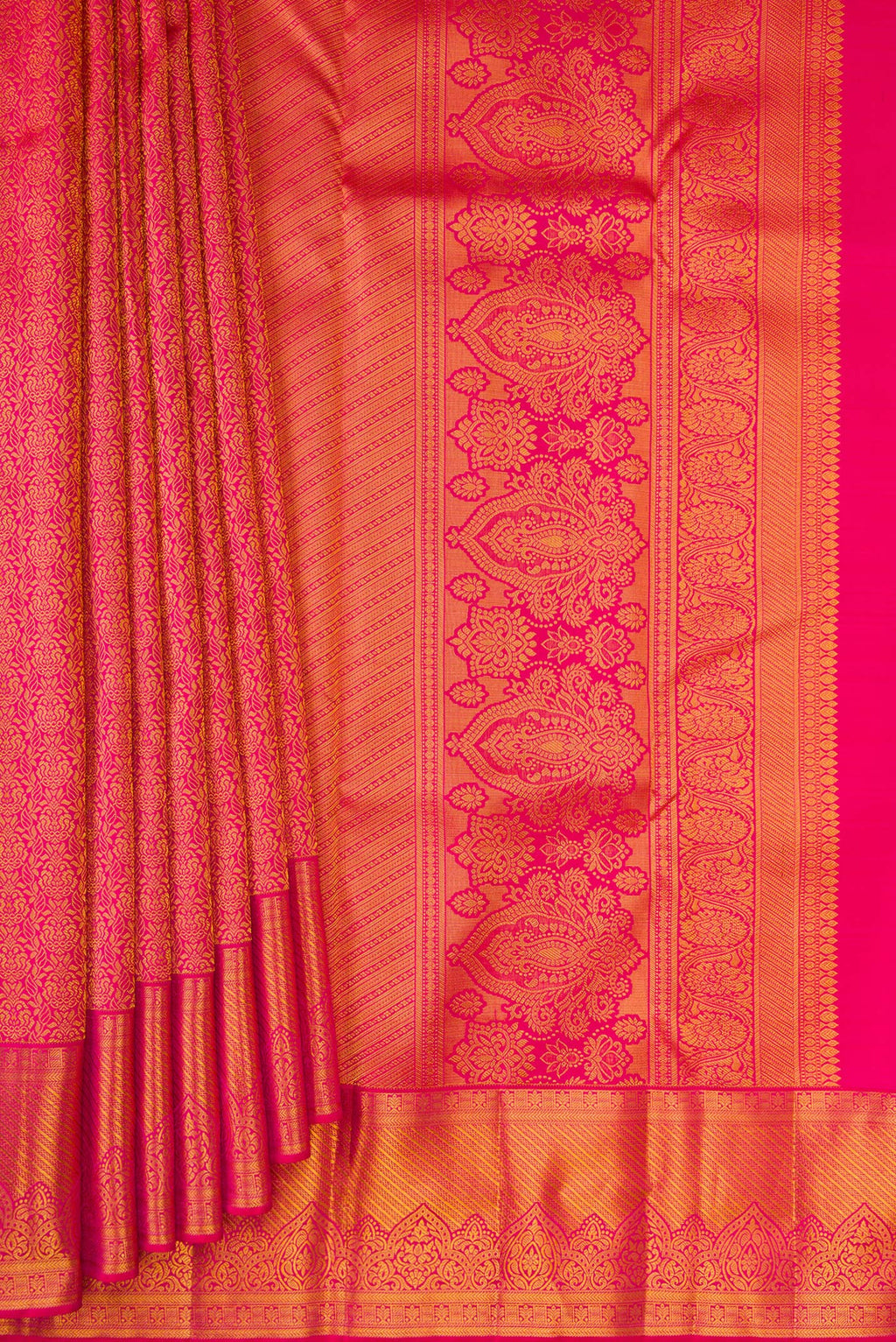 Pleats and pallu of Pure Silk Dark Pink Dual Tone Kanchipuram Saree with Zari Brocade on the body and Zari Border. 