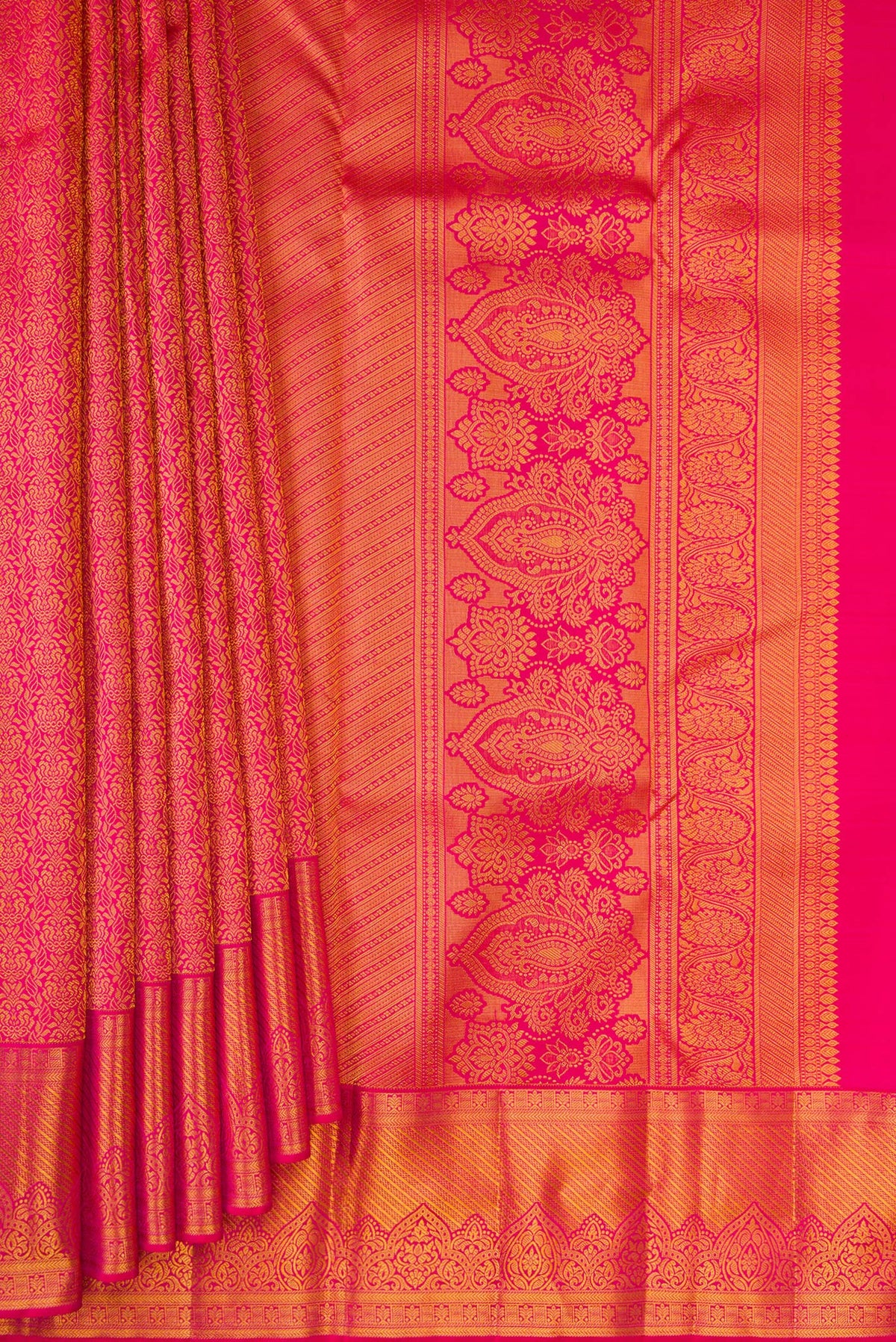 Pleats and pallu of Pure Silk Dark Pink Dual Tone Kanchipuram Saree with Zari Brocade on the body and Zari Border. 