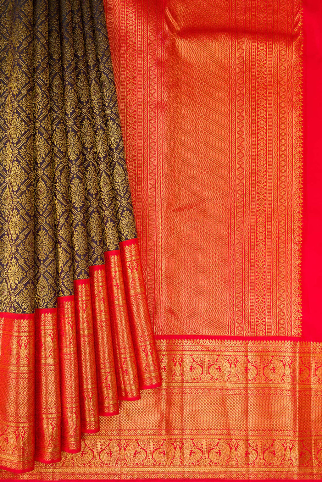 Pleats and pallu of Pure Silk Bottle Green Dual Tone Kanjivaram Saree with Zari Brocade on the body and Zari Border. 