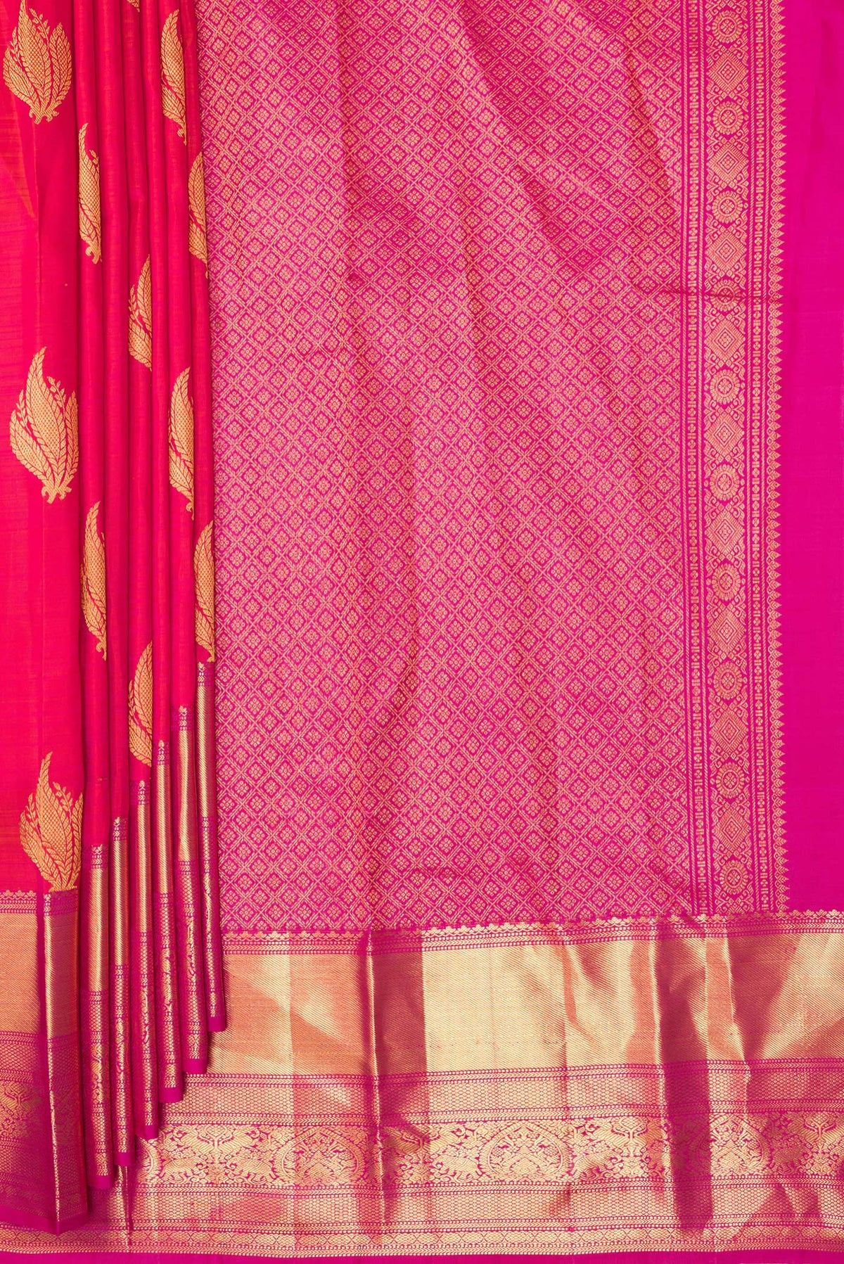 Pleats and pallu of Pure Silk Orange Dual Tone Kanchipuram Saree with Zari Butta on the body and Zari Border. 