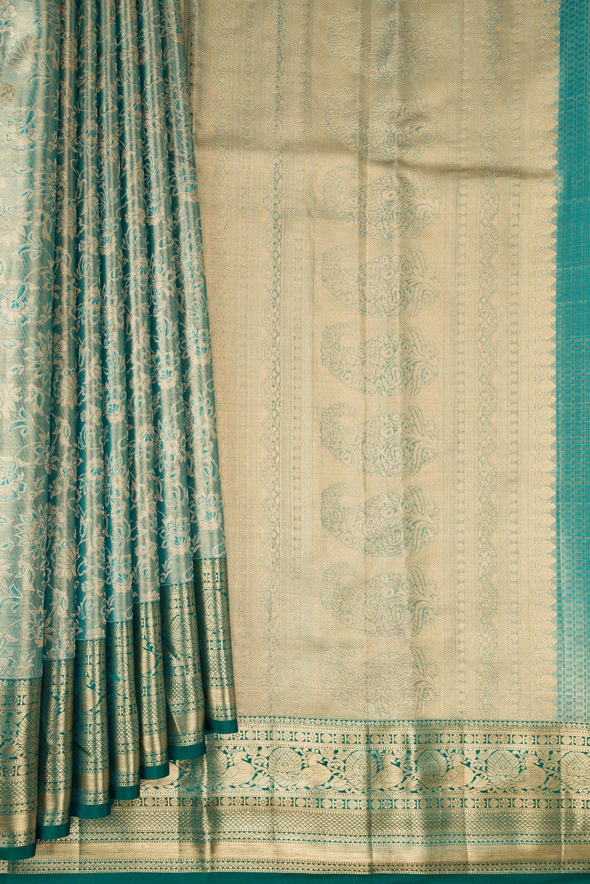 Pleats and pallu of Sea Green Dual Tone Kanchipuram Tissue Saree with Zari Brocade on the body and Zari Border. 