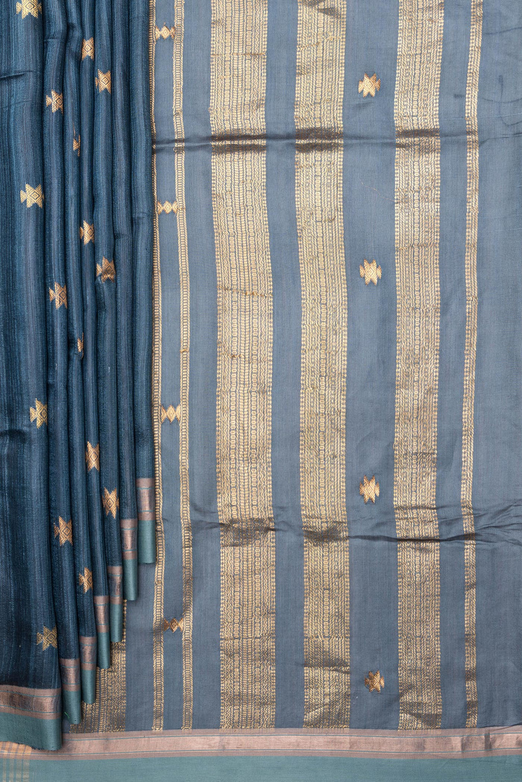 Pleats and pallu of Grey Tussar Saree with Zari Butta on the body and Zari Border. 