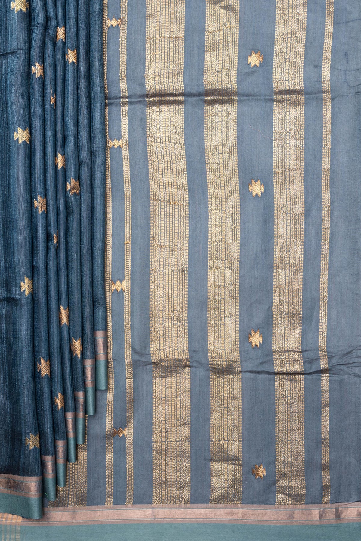 Pleats and pallu of Grey Tussar Saree with Zari Butta on the body and Zari Border. 