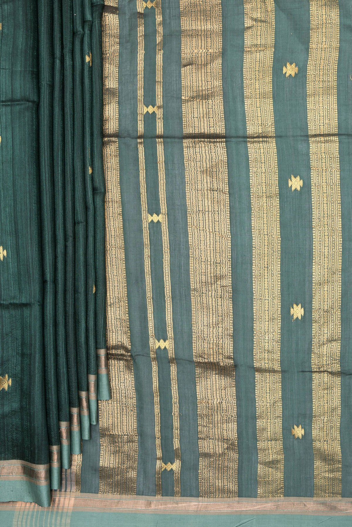 Pleats and pallu of Pure Silk Green Dual Tone Jute Saree with Zari Butta on the body and Zari Border. 