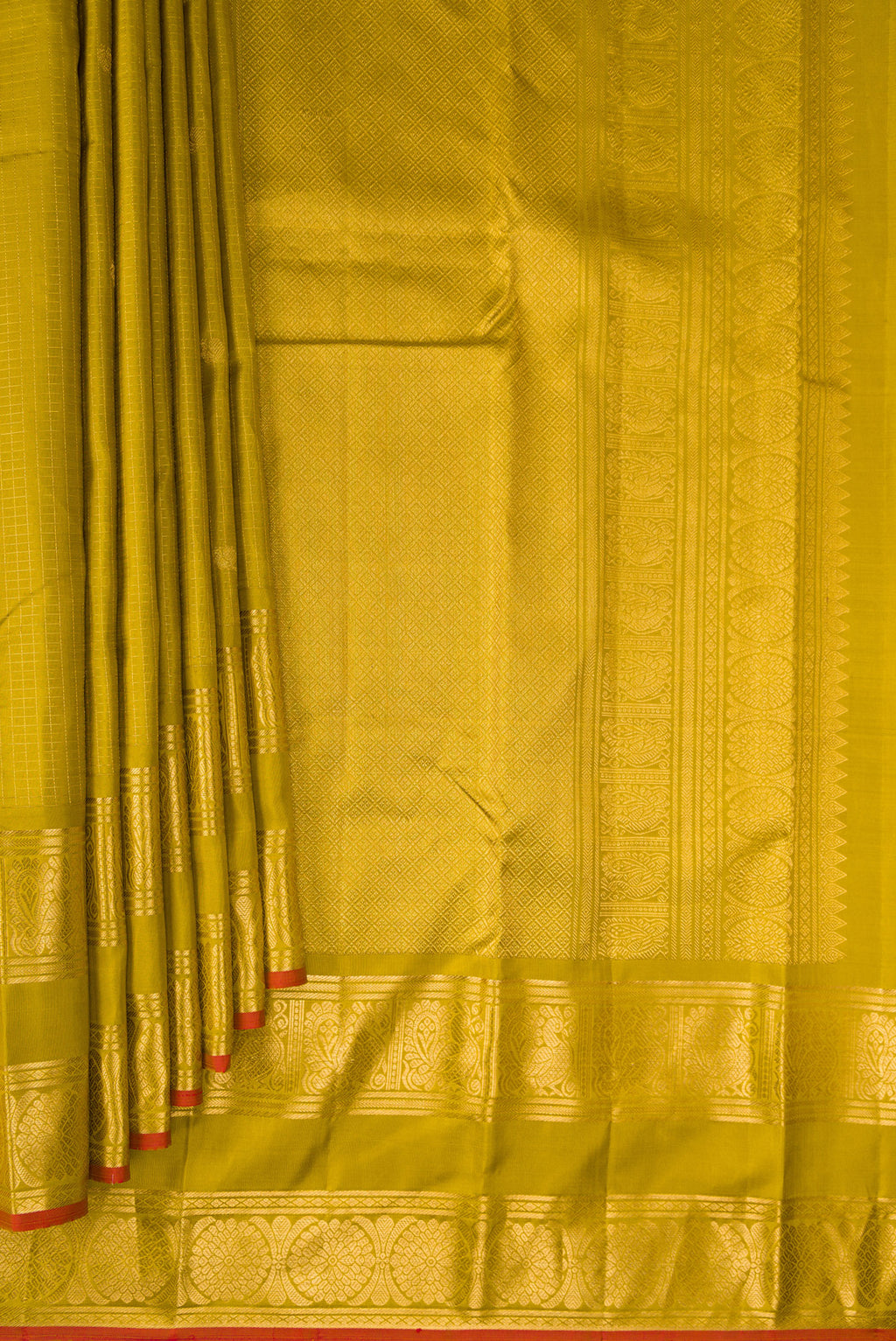 Pleats and pallu of Pure Silk Mehandi Green Dual Tone Kanjivaram Saree with Checked design on the body and Zari Border. 