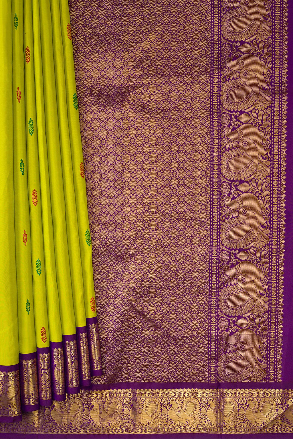Pleats and pallu of Pure Silk Green Dual Tone Kanjivaram Saree with Thread Butta on the body and Zari Border. 