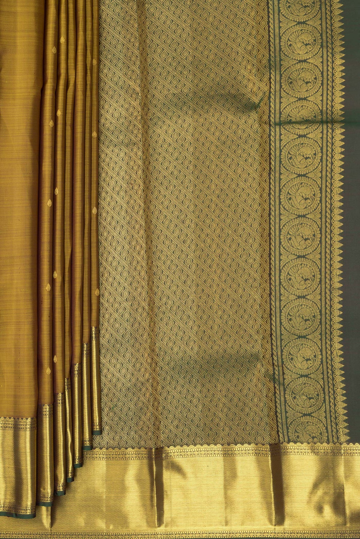 Pleats and pallu of Pure Silk Mehandi Green Dual Tone Kanjivaram Saree with Zari Butta on the body and Zari Border. 