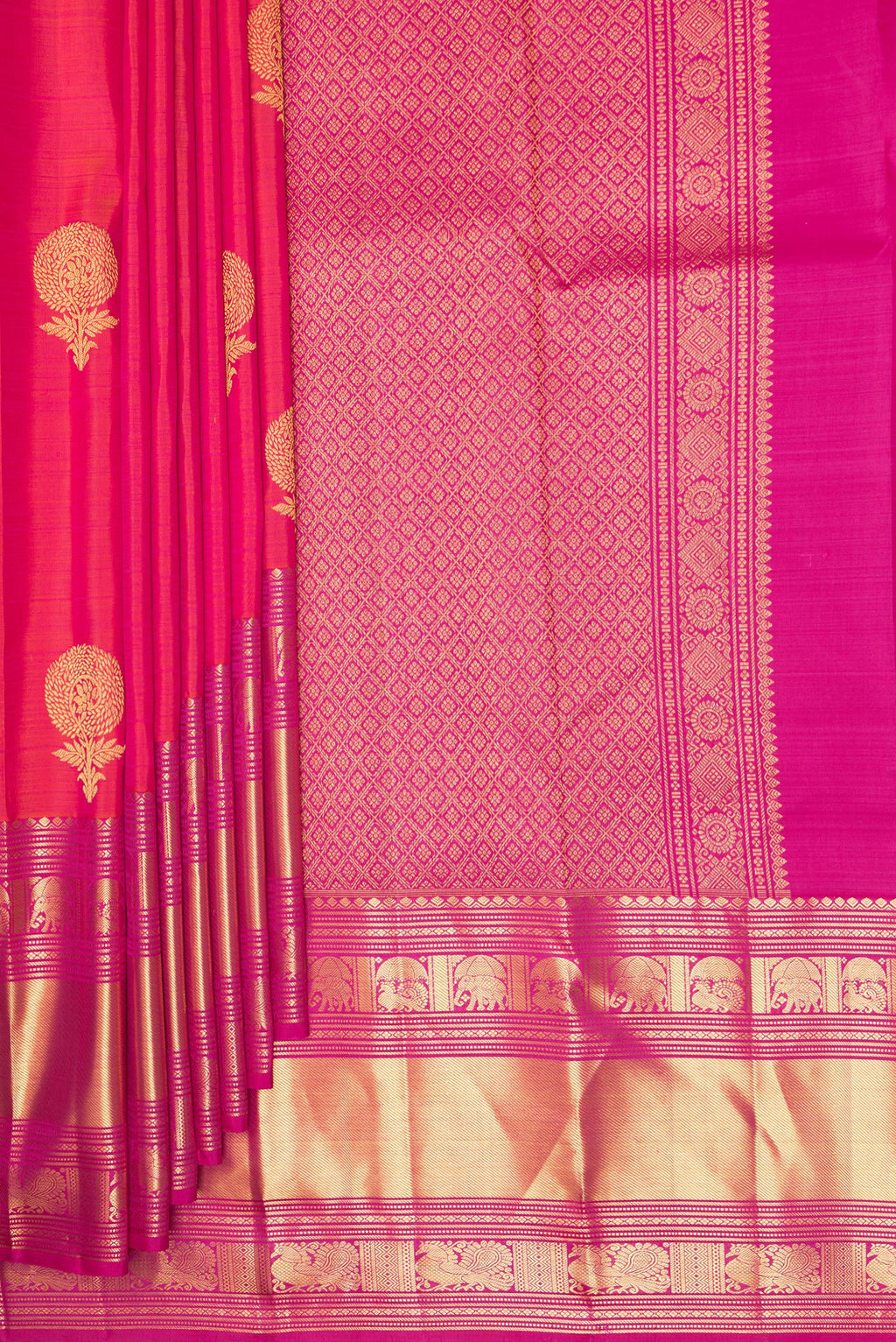 Pleats and pallu of Pure Silk Coral Dual Tone Kanchipuram Saree with Zari Butta on the body and Fancy Border. 