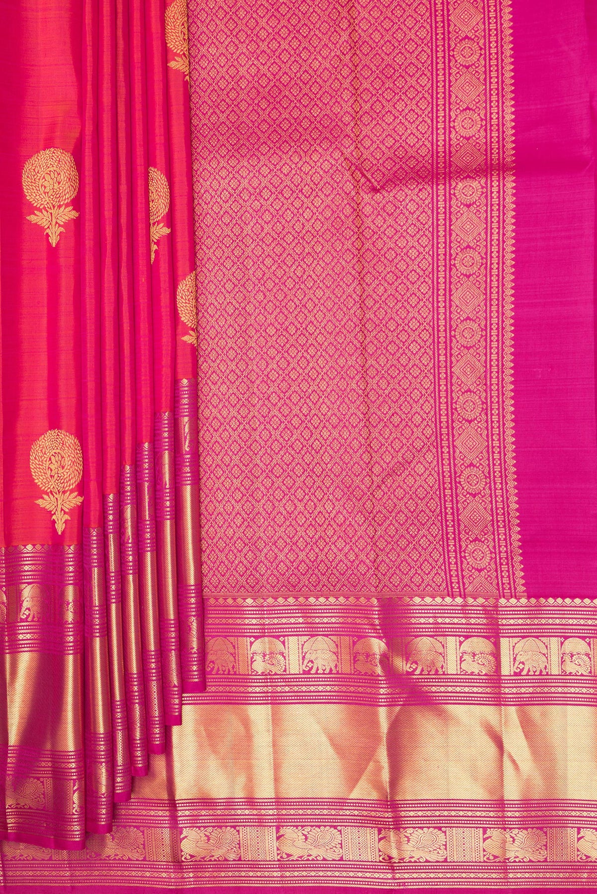 Pleats and pallu of Pure Silk Coral Dual Tone Kanchipuram Saree with Zari Butta on the body and Fancy Border. 
