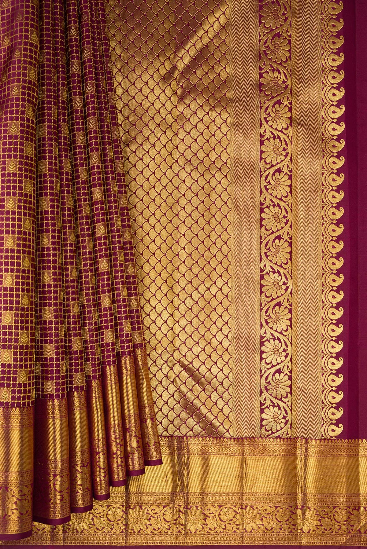 Pleats and pallu of Pure Silk Maroon Dual Tone Kanchipuram Saree with Zari Brocade on the body and Zari Border. 