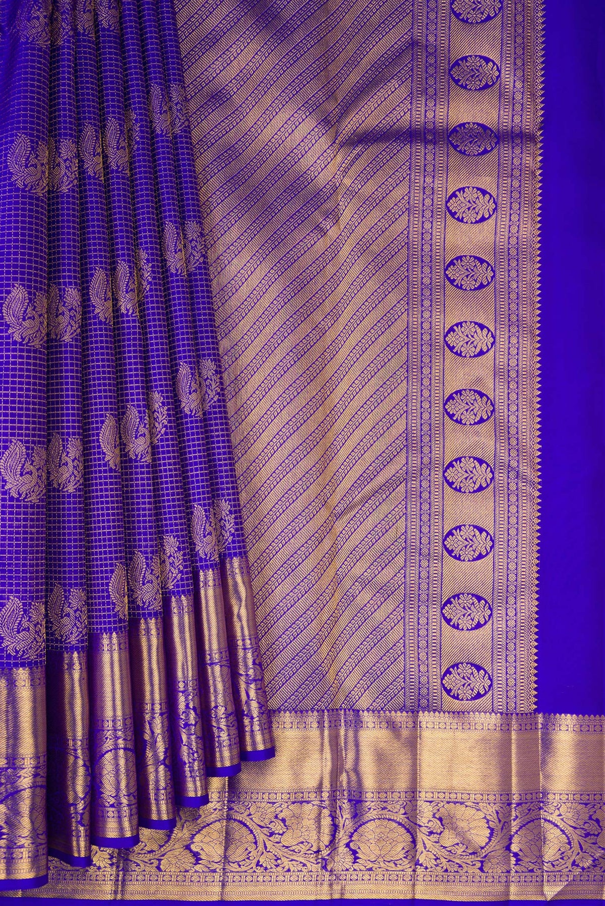 Pleats and pallu of Pure Silk Royal Blue Dual Tone Kanchipuram Saree with Zari Brocade on the body and Zari Border. 
