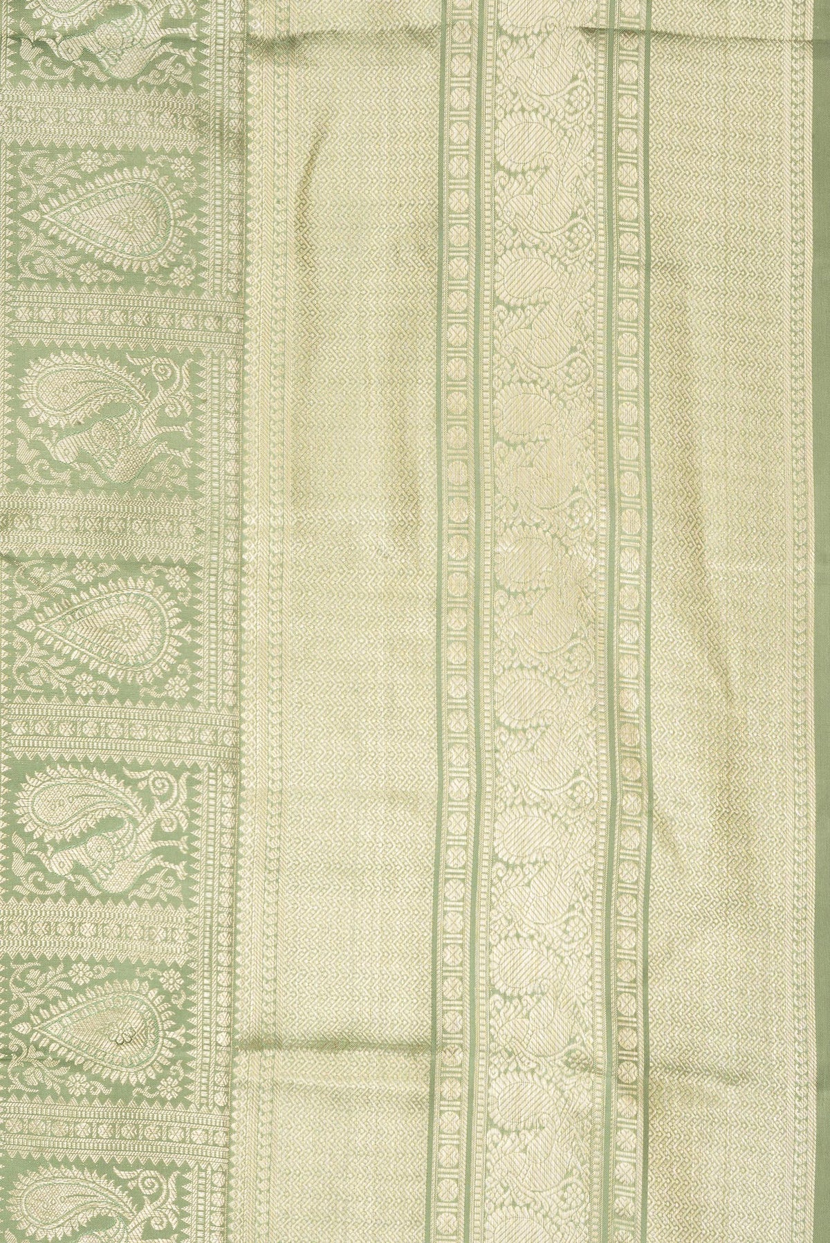 Border image of Pure Silk Mehandi Green Dual Tone Kanchipuram Saree with Zari Brocade on the body and Zari Border. 