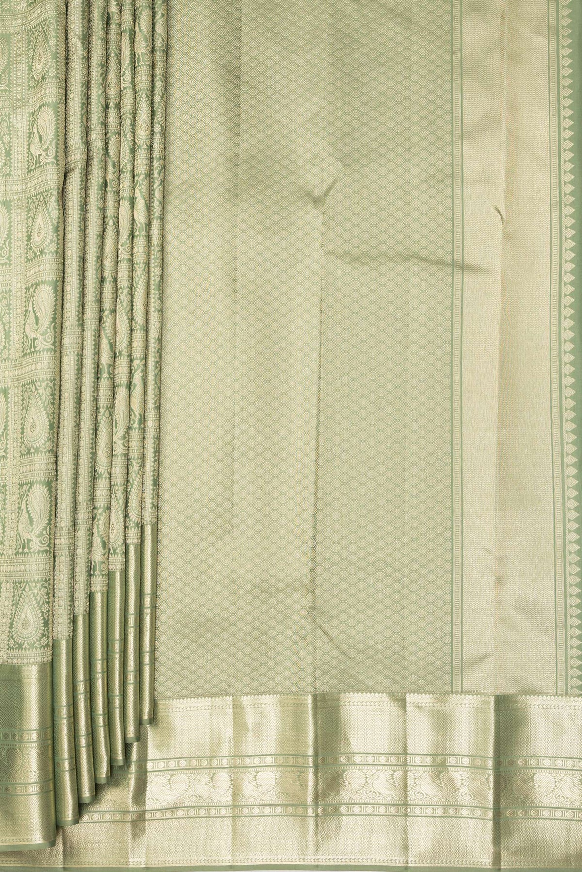 Pleats and pallu of Pure Silk Mehandi Green Dual Tone Kanchipuram Saree with Zari Brocade on the body and Zari Border. 