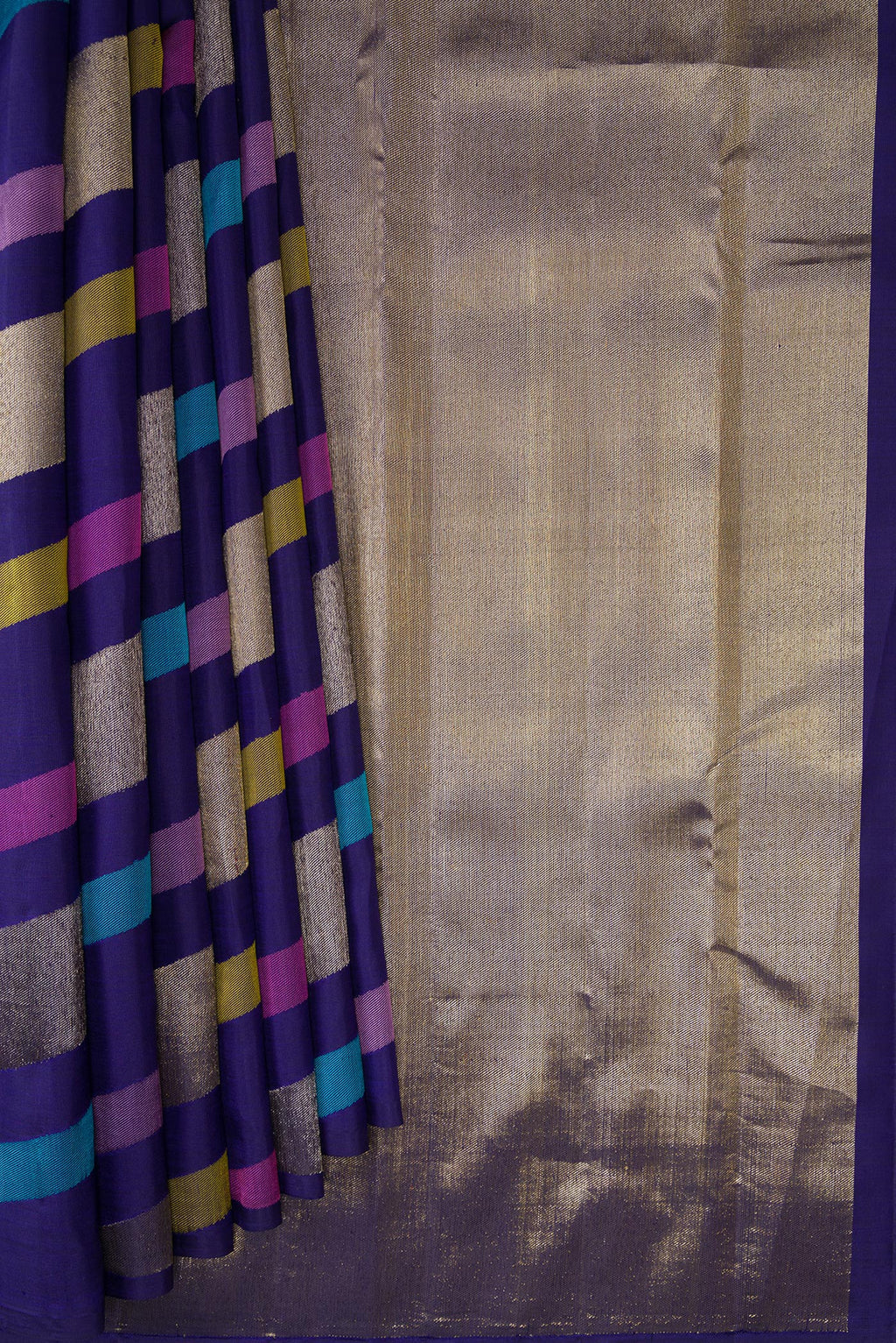 Pleats and pallu of Pure Silk Navy Blue Dual Tone Kanchipuram Saree with Stripes on the body and Without Border. 