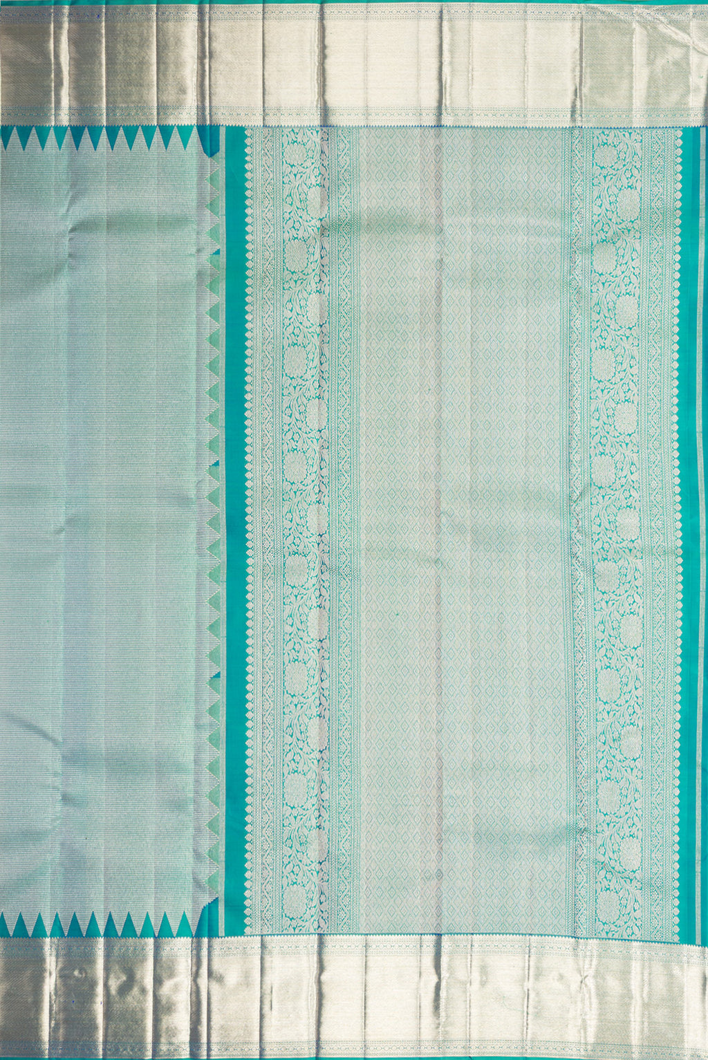Close up image of the pallu of Pure Silk Green Dual Tone Kanjivaram Saree with Zari Brocade on the body and Fancy Border. 