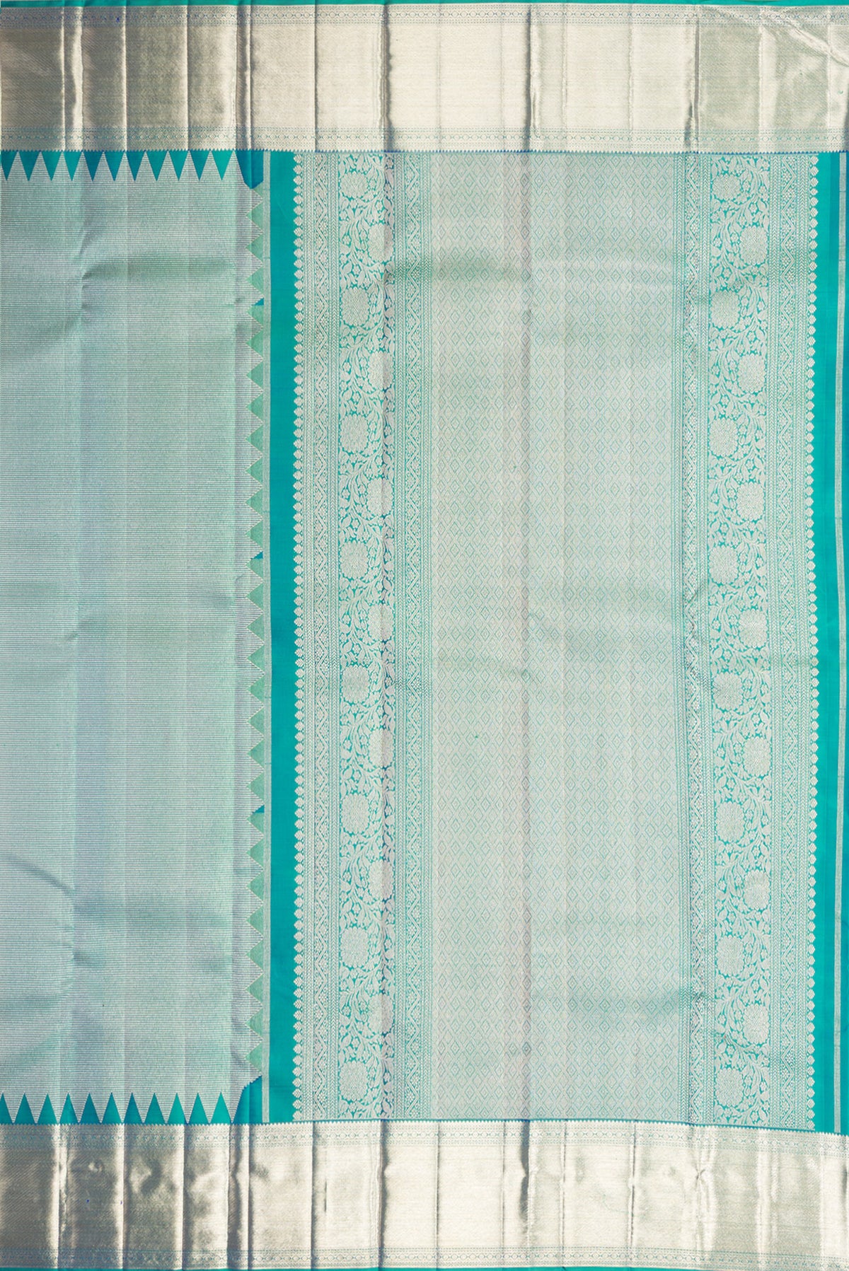 Close up image of the pallu of Pure Silk Green Dual Tone Kanjivaram Saree with Zari Brocade on the body and Fancy Border. 