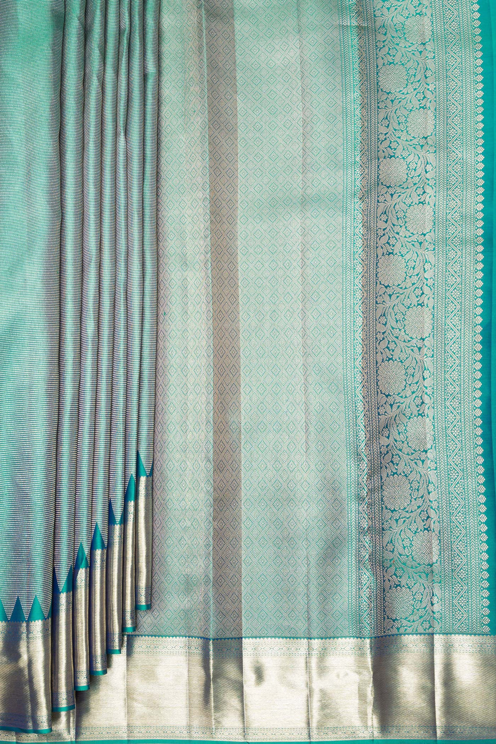 Pleats and pallu of Pure Silk Green Dual Tone Kanjivaram Saree with Zari Brocade on the body and Fancy Border. 