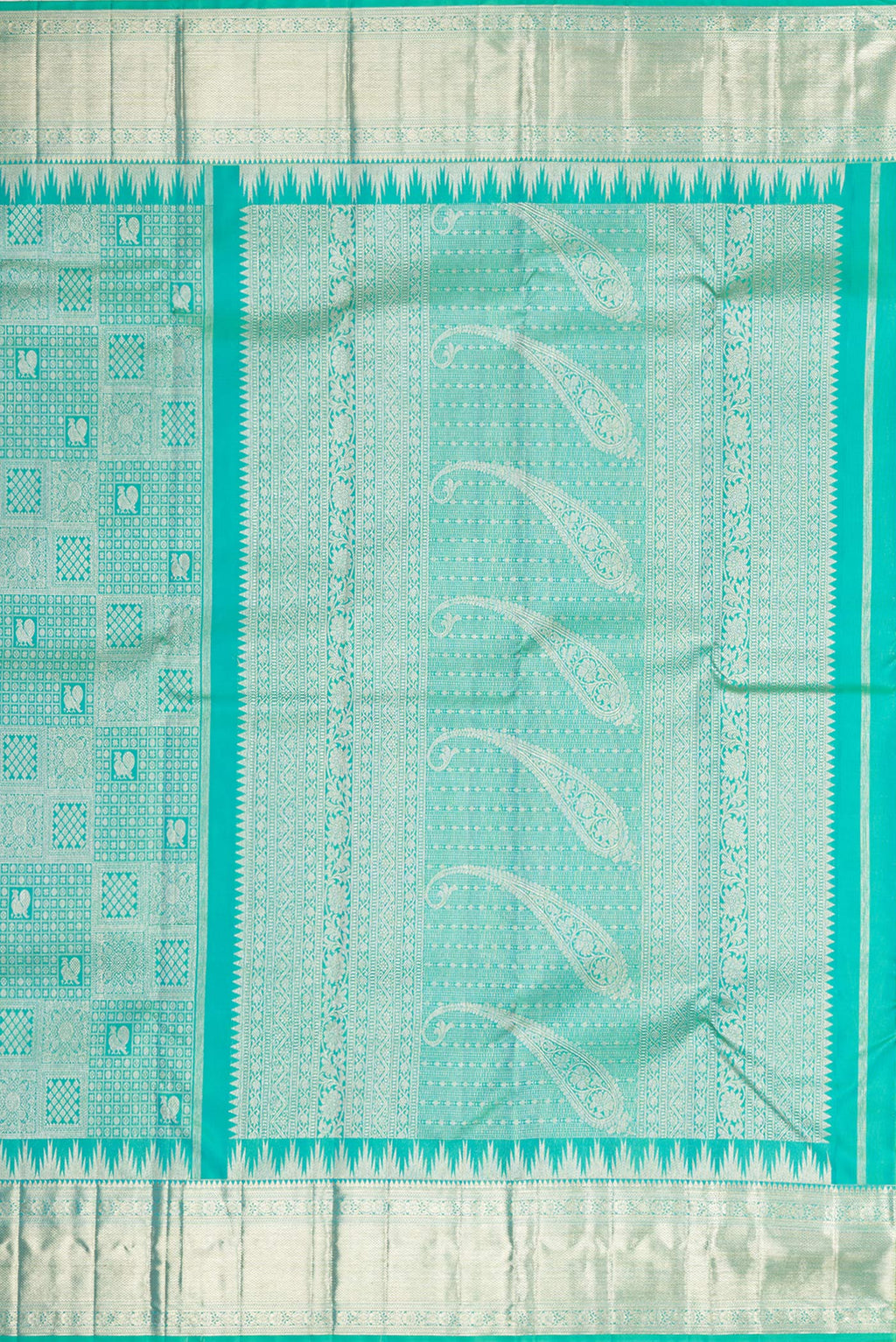 Close up image of the pallu of Pure Silk Sea Green Dual Tone Kanjivaram Saree with Zari Brocade on the body and Zari Border. 