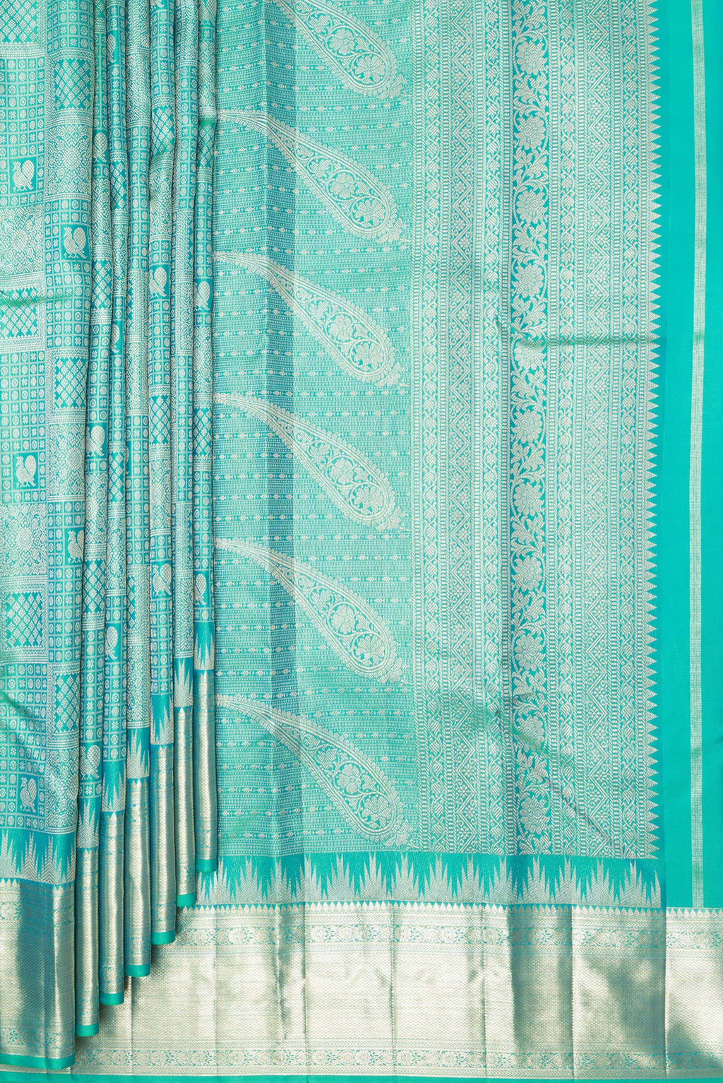 Pleats and pallu of Pure Silk Sea Green Dual Tone Kanjivaram Saree with Zari Brocade on the body and Zari Border. 
