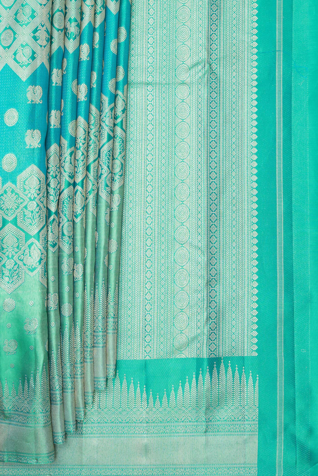 Pleats and pallu of Pure Silk Sea Green Dual Tone Kanjivaram Saree with Zari Brocade on the body and Fancy Border. 