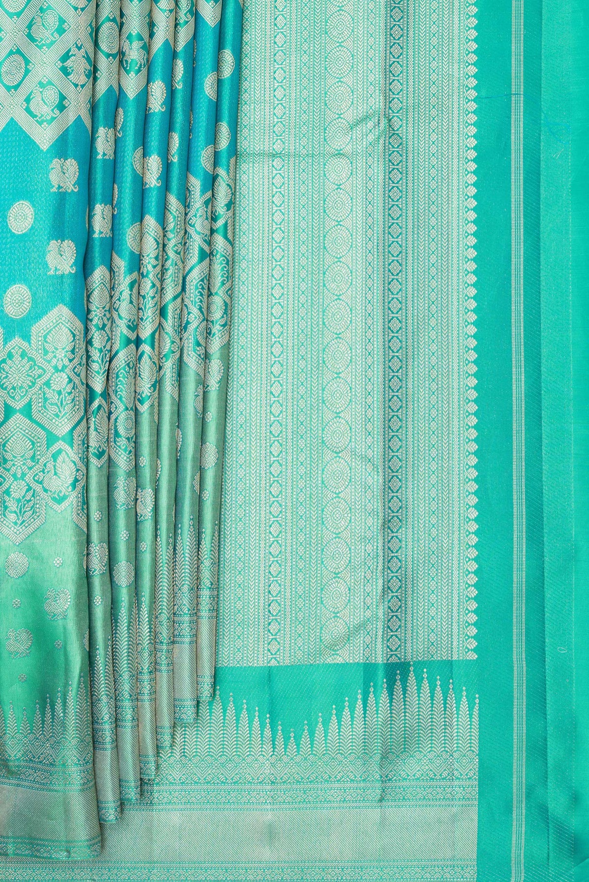Pleats and pallu of Pure Silk Sea Green Dual Tone Kanjivaram Saree with Zari Brocade on the body and Fancy Border. 