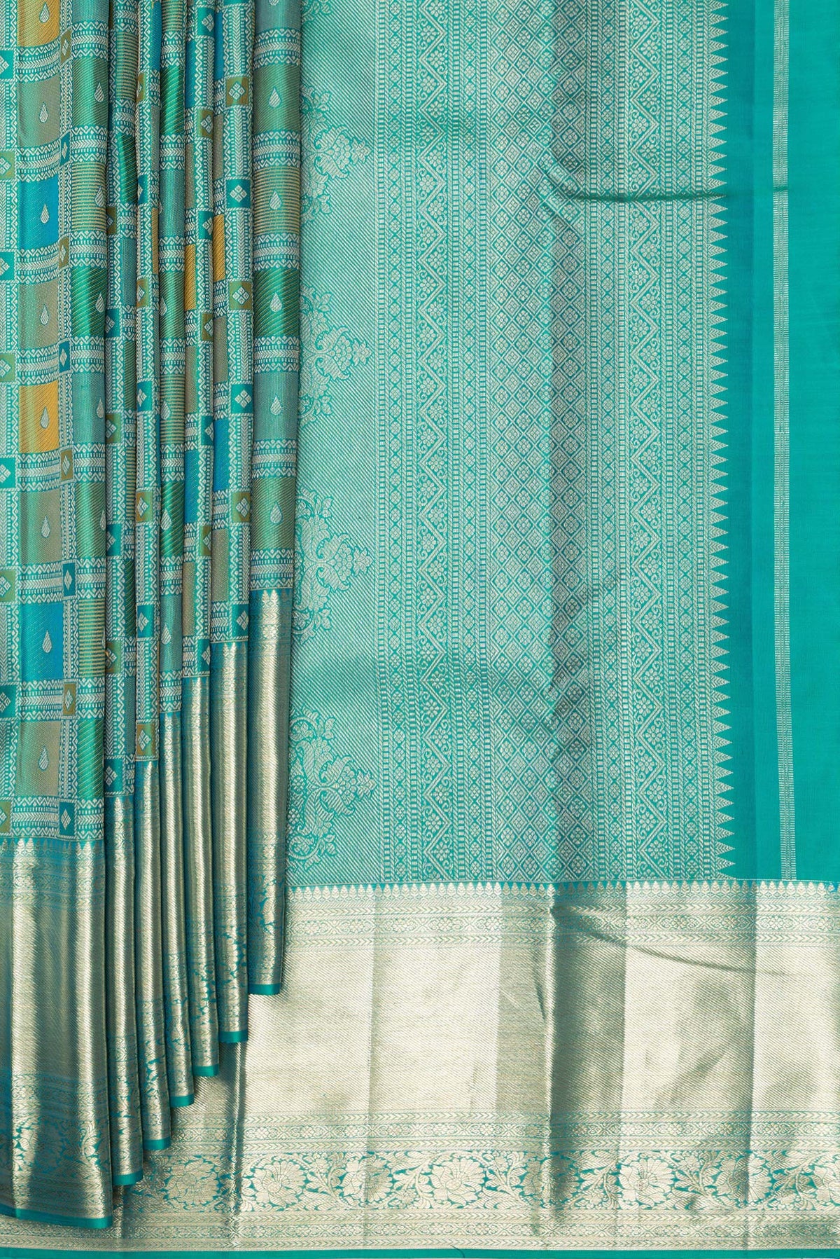 Pleats and pallu of Pure Silk Peacock Blue Dual Tone Kanjivaram Saree with Zari Brocade on the body and Zari Border. 